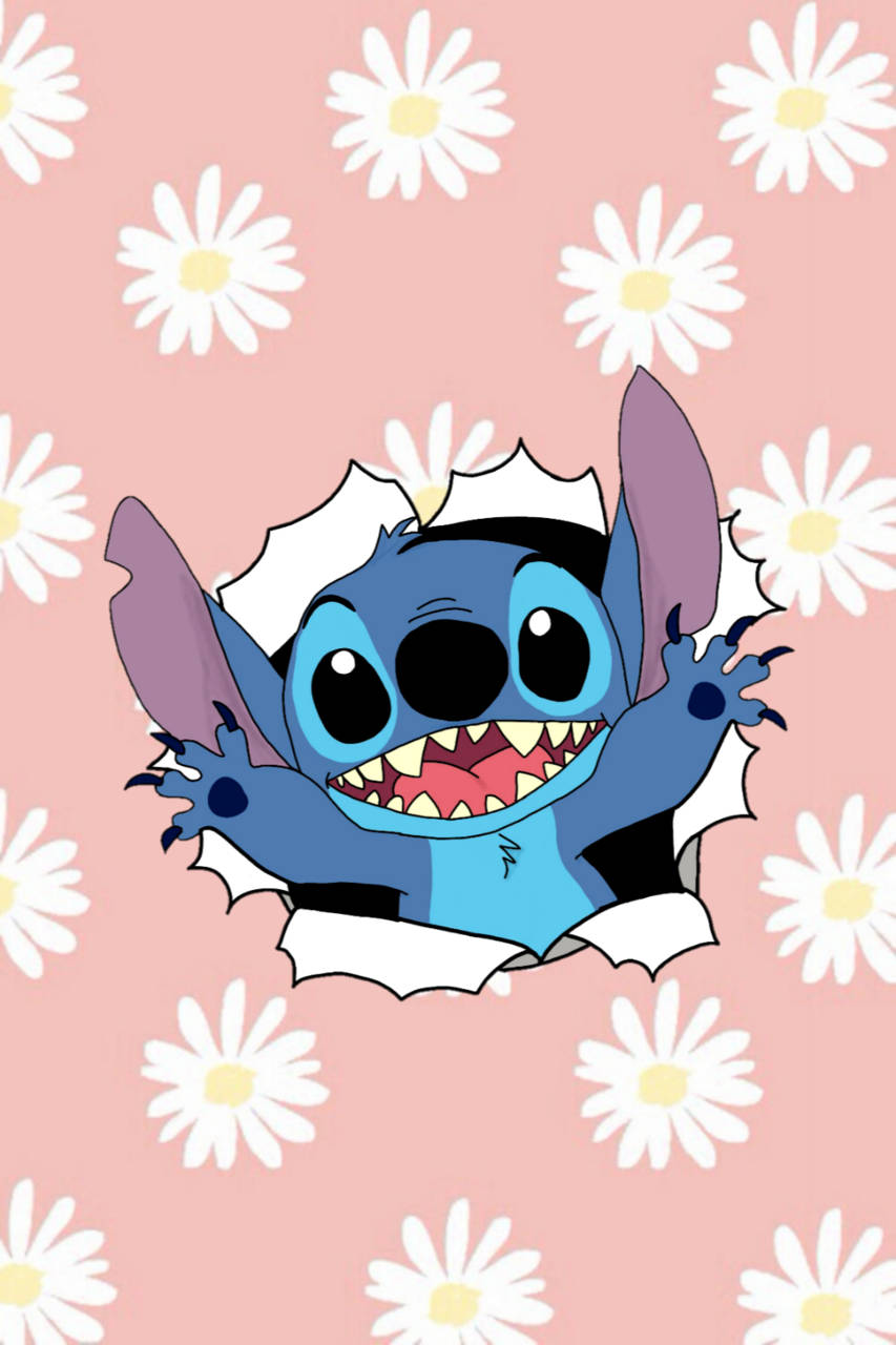 cute stitch iPhone 桌布 壁紙 — 一個快樂的藍色外星人，有大眼睛和尖牙，衝破充滿白色雛菊的粉紅色背景。