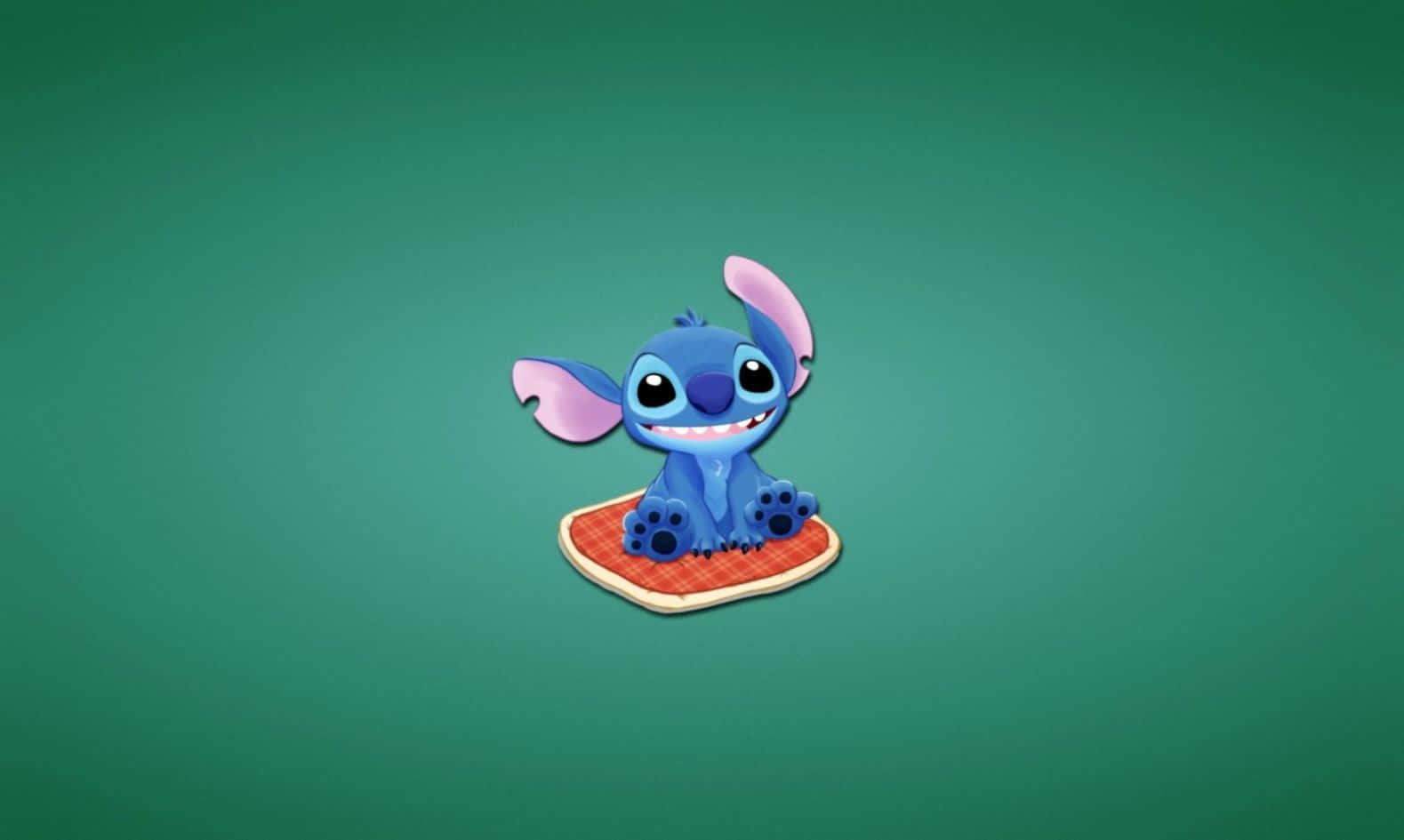 Cute Lilo And Stitch 桌布 壁紙 — 一個快樂的藍色外星人，有粉紅色耳朵，坐在紅色格仔墊上，對著純綠色背景微笑。