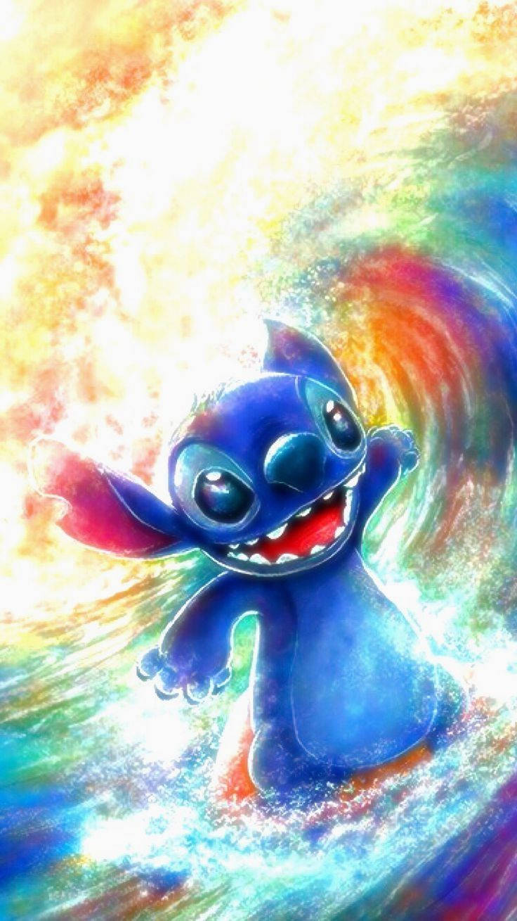 cute stitch iPhone 桌布 壁紙 — 一個快樂的藍色外星人角色，有大眼睛和寬闊的笑容，在發光的天空下衝浪於充滿活力的彩虹色波浪上。