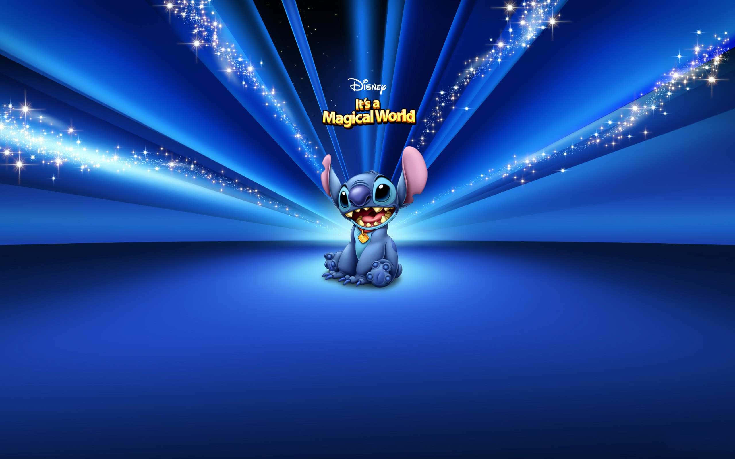 Cute Lilo And Stitch 桌布 壁紙 — 一個快樂的藍色大耳朵外星人坐在中央，沐浴在燦爛的藍色光束和閃爍的星星下。