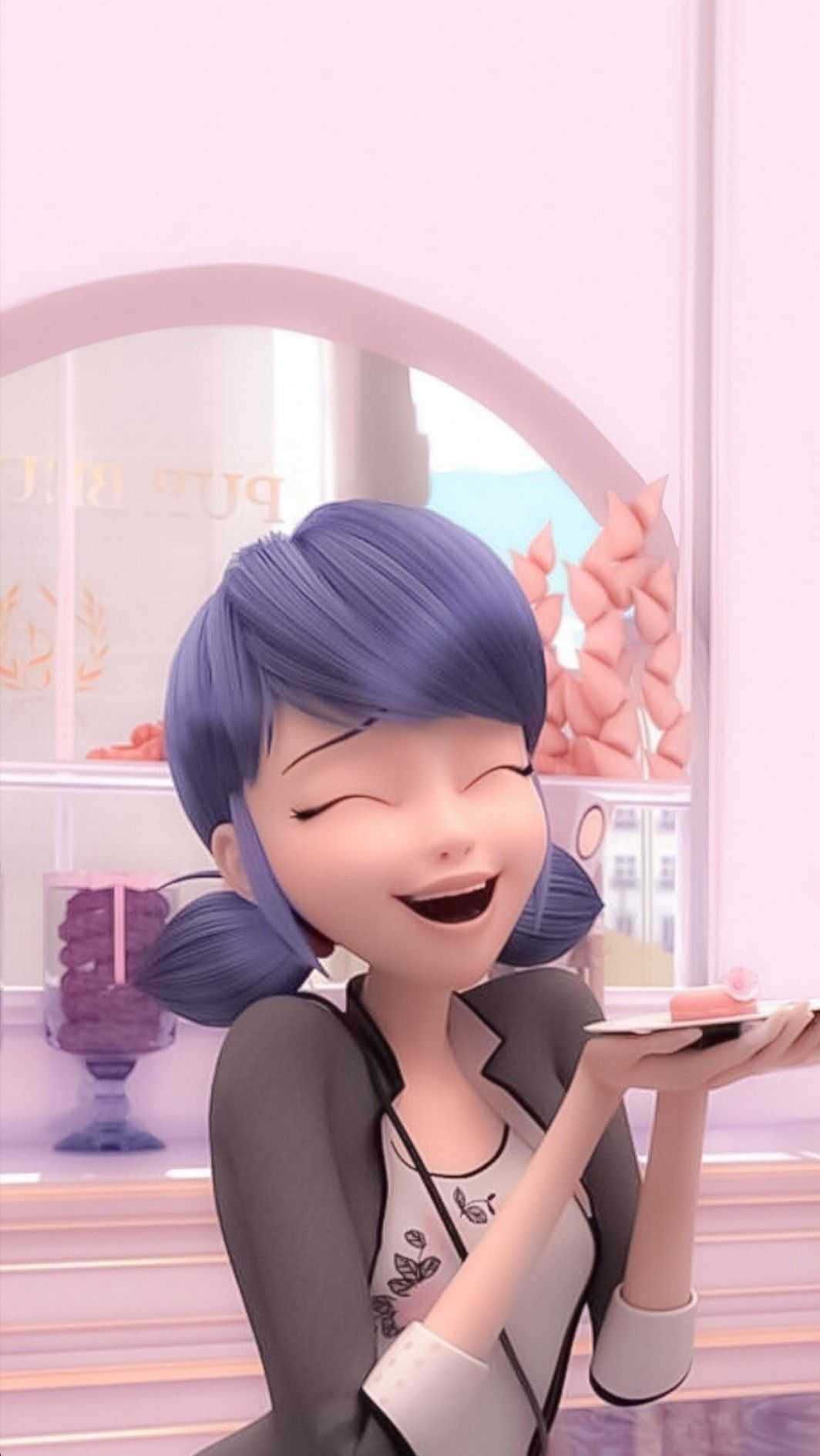 Marinette 桌布 壁紙 — 一個快樂的藍髮動漫女孩在粉彩粉紅色的咖啡館裡拿著甜點笑著。