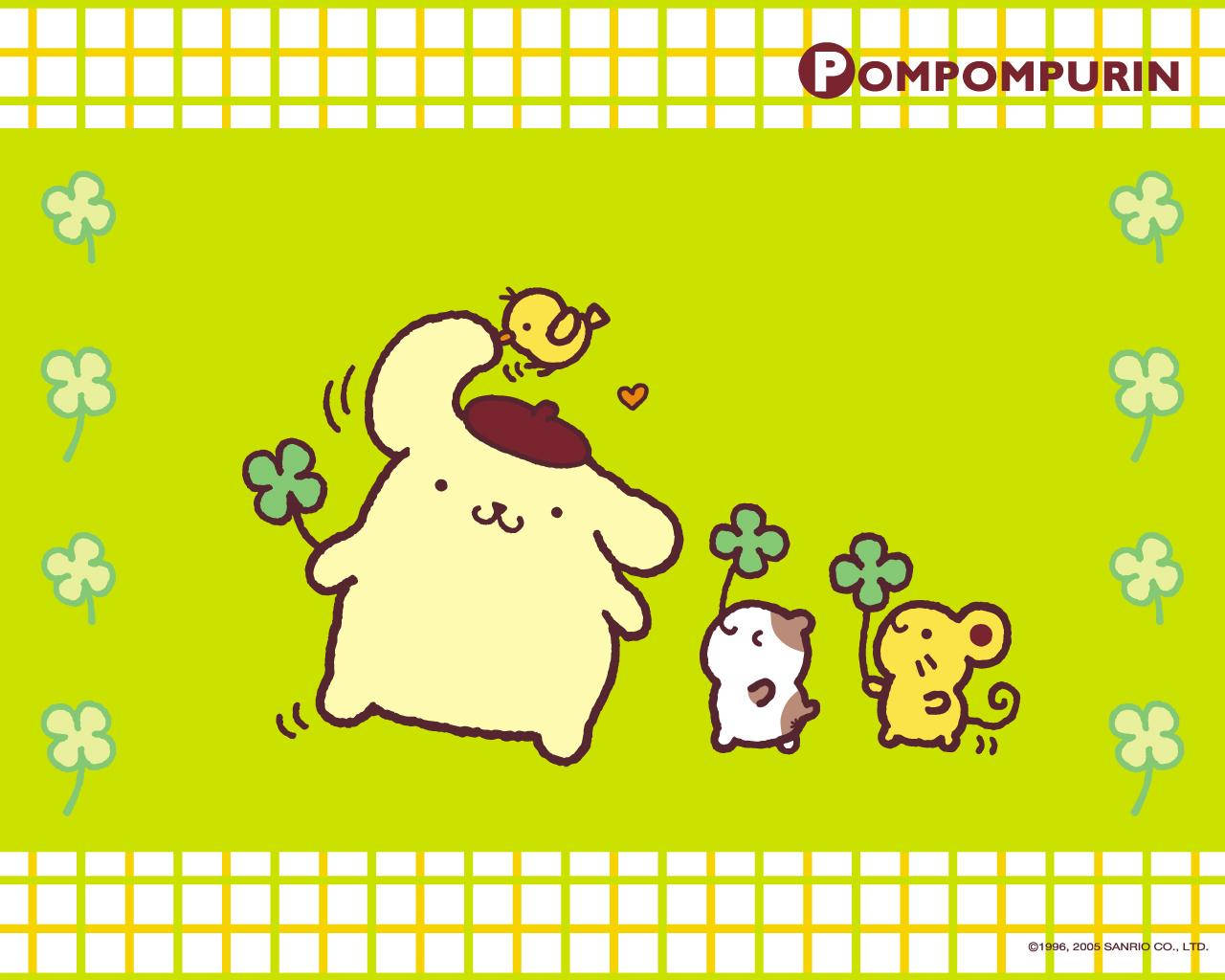 Pompompurin Lucky Green Art HD 壁紙 — 一個快樂的黃色 Pompompurin 角色，頭上有小鳥，兩個較小的動物朋友拿著三葉草，背景是明亮的綠色，帶有格子邊框。