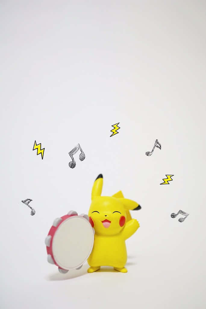 Pokemon Figures 桌布 壁紙 — 一個快樂的黃色比卡超公仔喺白色背景上，開心咁打紅色鼓，周圍有音符同閃電漂浮。