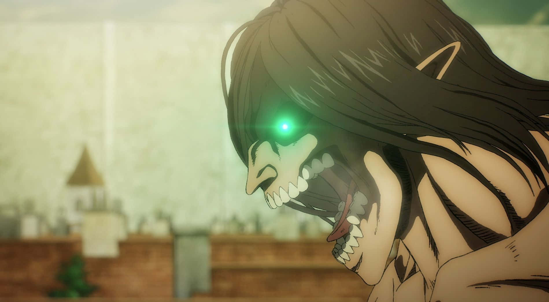 Attack On Titan The Final Season 桌布 壁紙 — 一個怪獸般的動畫巨人，擁有發光的綠色眼睛和裸露的牙齒，在模糊的城市環境中咆哮。