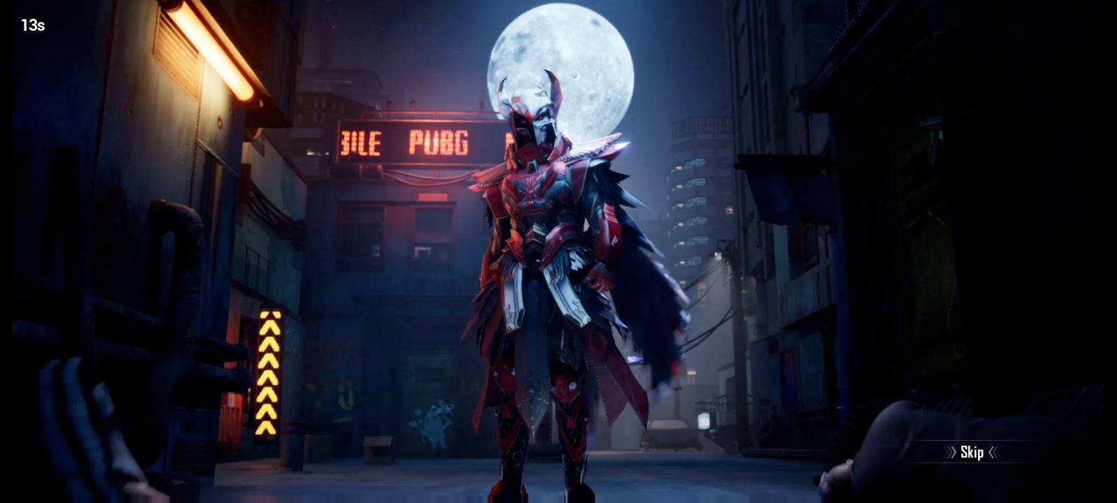PUBG 桌布 壁紙 — 一個惡魔般的裝甲戰士站在滿月下，身處霓虹燈照亮、帶有發光「PUBG」標誌的都市小巷中。