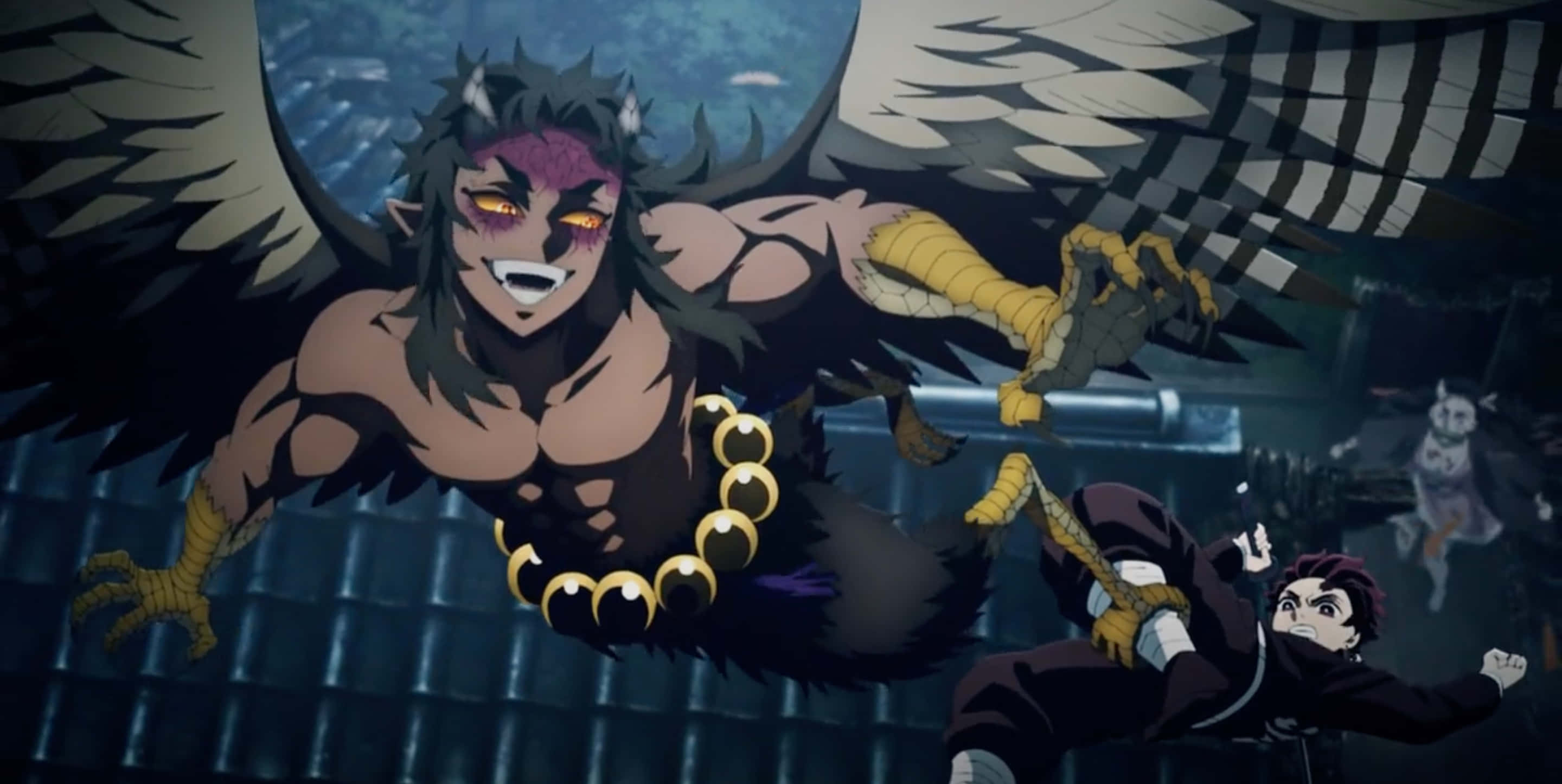 Demon Slayer Half-demon 桌布 壁紙 — 一個惡魔般的鳥類生物，擁有黑色翅膀和黃色眼睛，在黑暗的城市屋頂戰鬥中攻擊一名人類戰士。