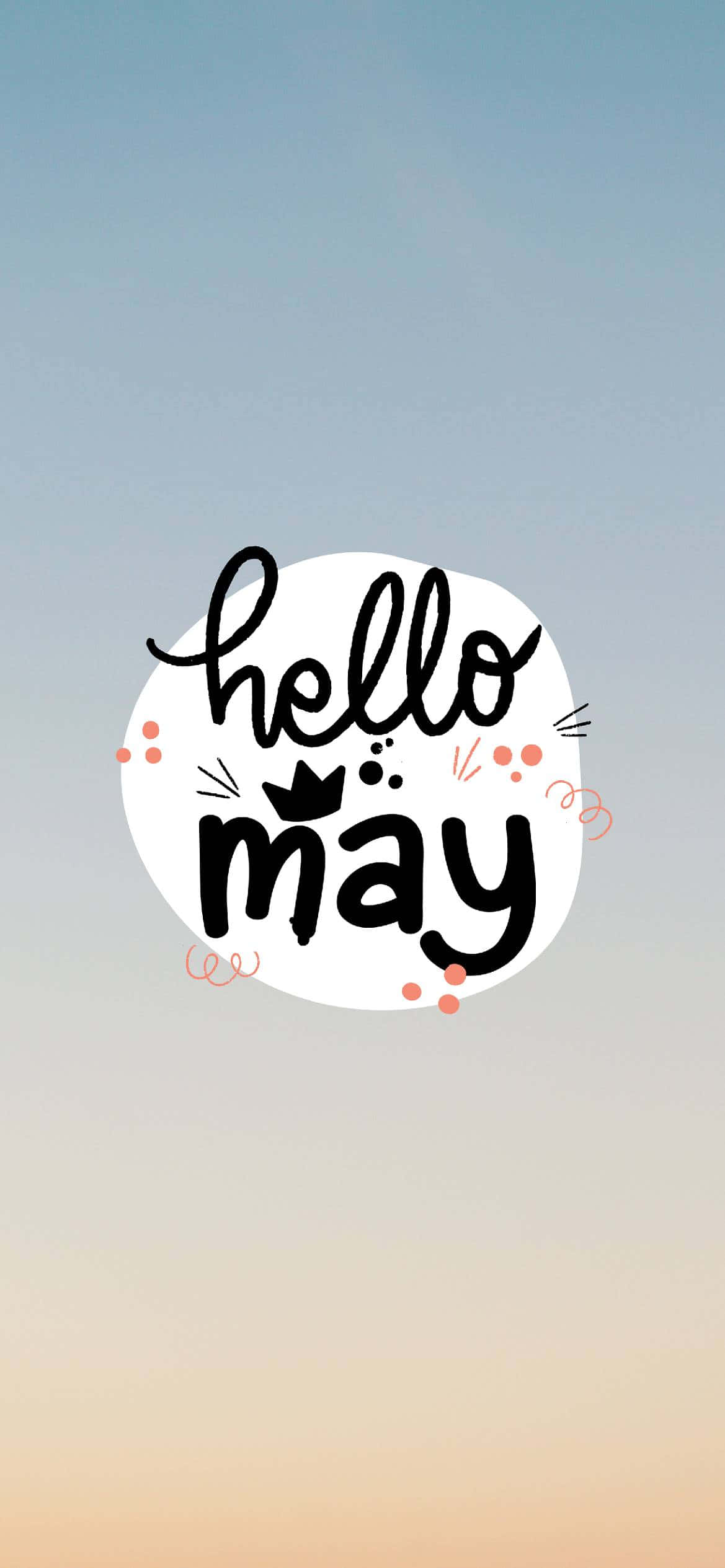 May 桌布 壁紙 — 一個愉快的「hello may」文字圖案，帶有皇冠和粉紅色圓點，背景是柔和的漸變天空。