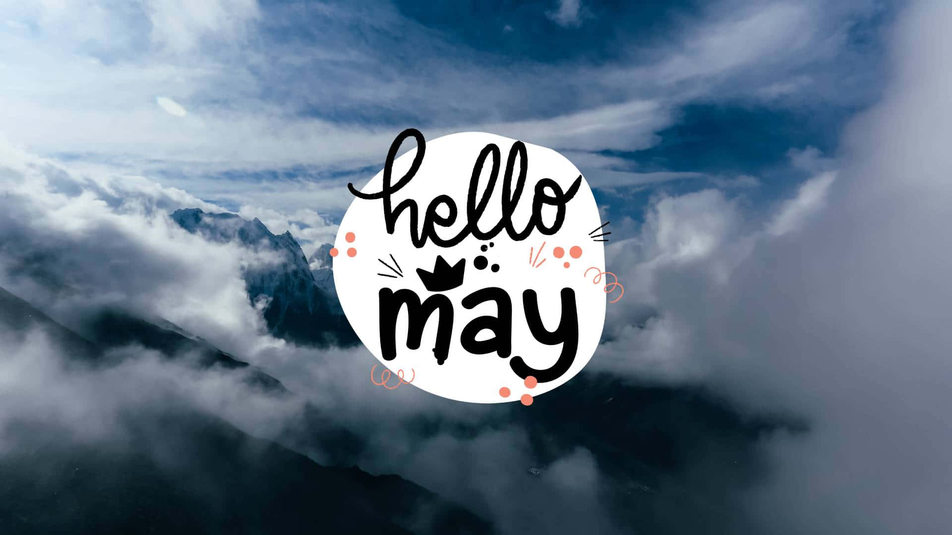 May 桌布 壁紙 — 一個愉快的「你好五月」圖形在戲劇性的藍天下飄浮在霧氣籠罩的山峰之上。