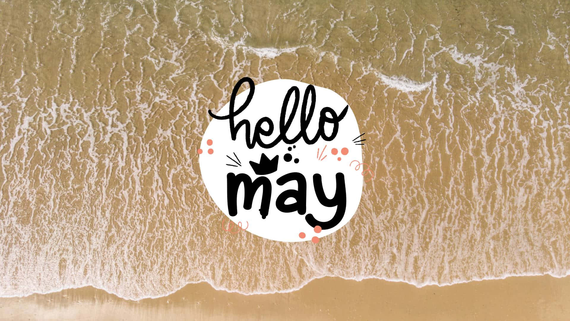 May 桌布 壁紙 — 一個愉快的「你好五月」圖案漂浮在沙灘上，溫柔的海浪湧入。