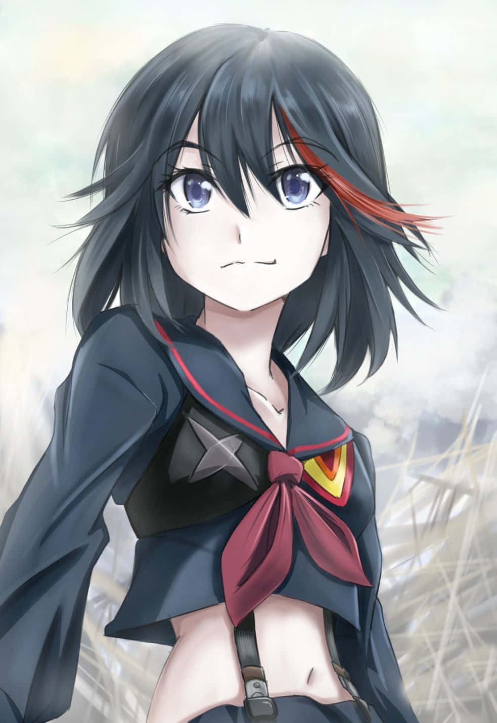 ryuko matoi 桌布 壁紙 — 一個意志堅定的動漫女孩，深色頭髮帶紅色挑染，穿著細節豐富的校服，背景柔和模糊。