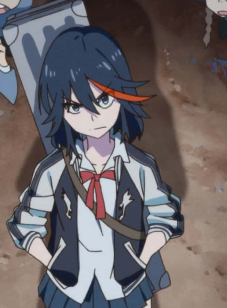 ryuko matoi 桌布 壁紙 — 一個意志堅定的動漫女孩，深藍色頭髮帶橙色挑染，穿著校服，肩上扛著一把大型武器。