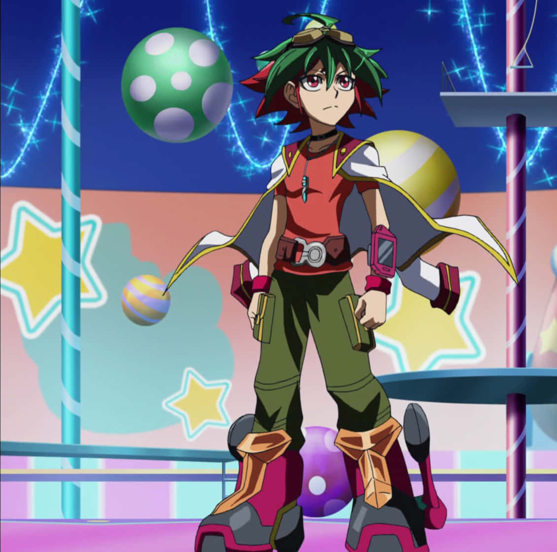 Yuya Sakaki 桌布 壁紙 — 一個意志堅定的動畫男孩，綠色頭髮，戴著護目鏡，站在一個色彩繽紛的舞台上，周圍環繞著漂浮的球體和發光的星星。
