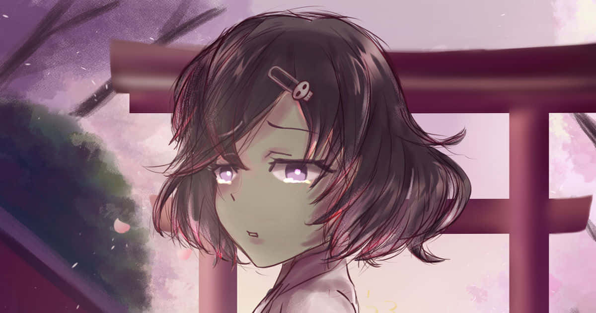 Luka Urushibara 桌布 壁紙 — 一個憂鬱的動漫女孩，黑髮紫眸，在粉紅色暮色天空下，溫柔地凝視著櫻花鳥居旁。
