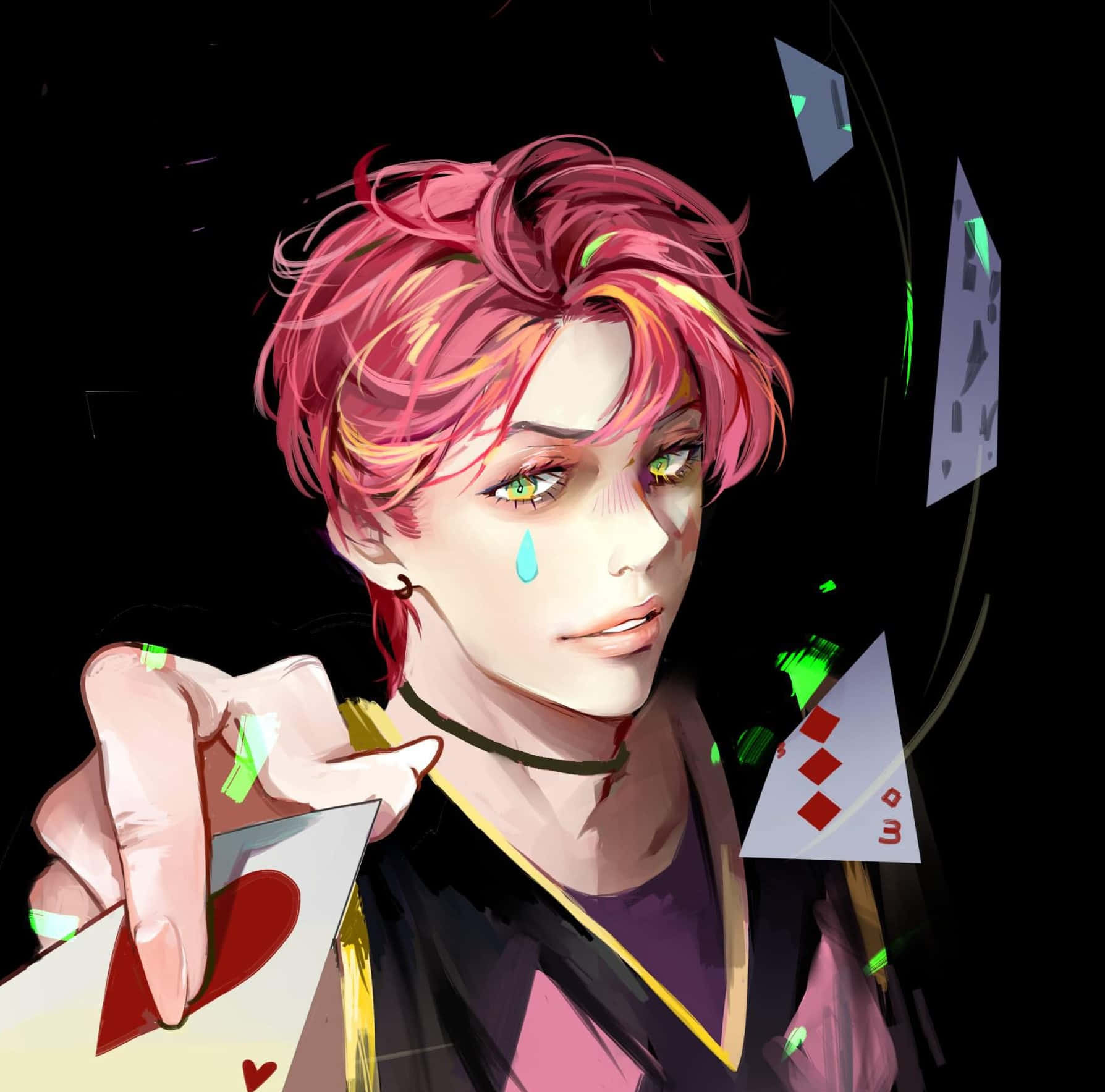 hisoka 桌布 壁紙 — 一個憂鬱的動漫角色，粉紅色頭髮和綠色眼睛，手持一張心形卡牌，發光的撲克牌在他周圍漂浮，背景為黑色。