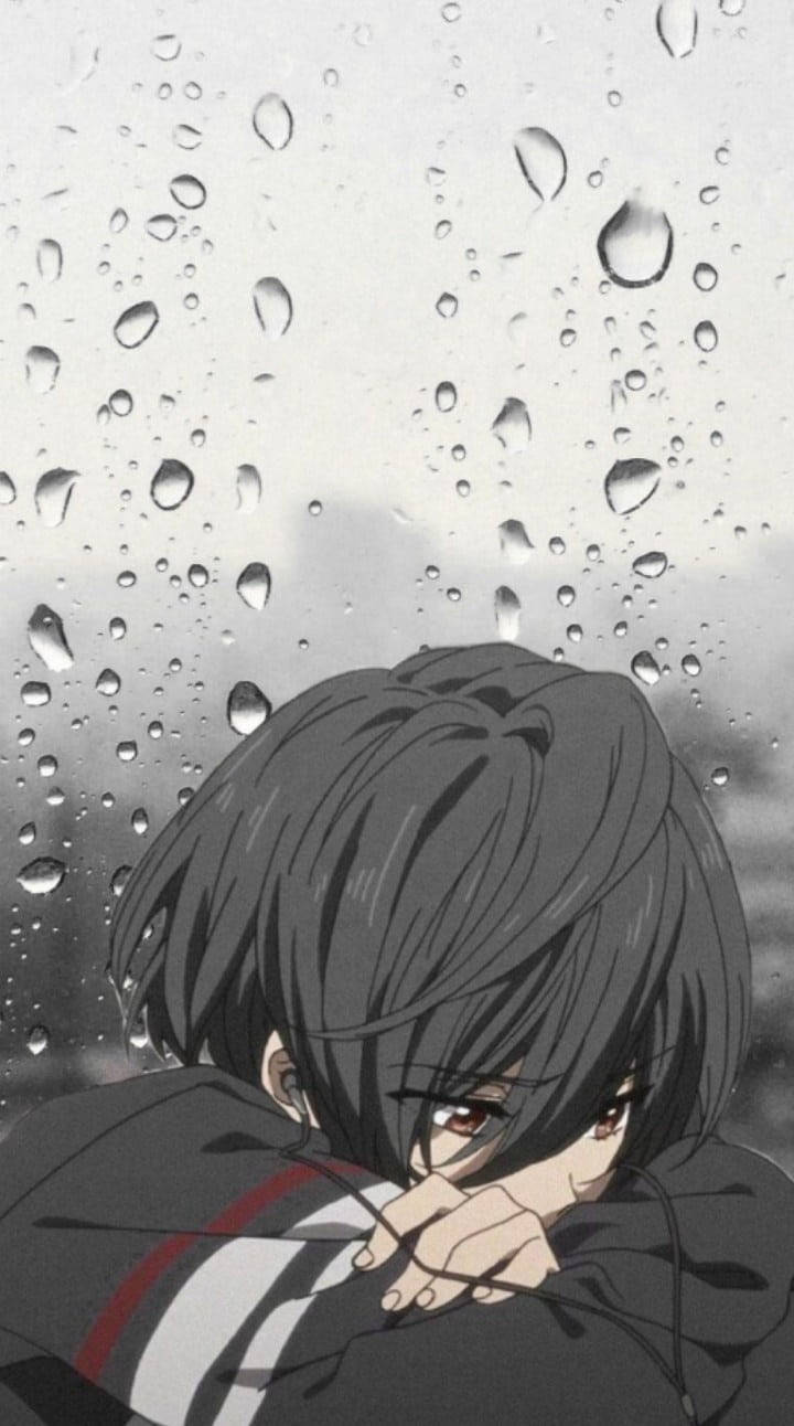 Sad Anime Girl 桌布 壁紙 — 一個憂鬱的動畫男孩，深色頭髮，頭枕在手臂上，凝視著佈滿雨點的窗戶。