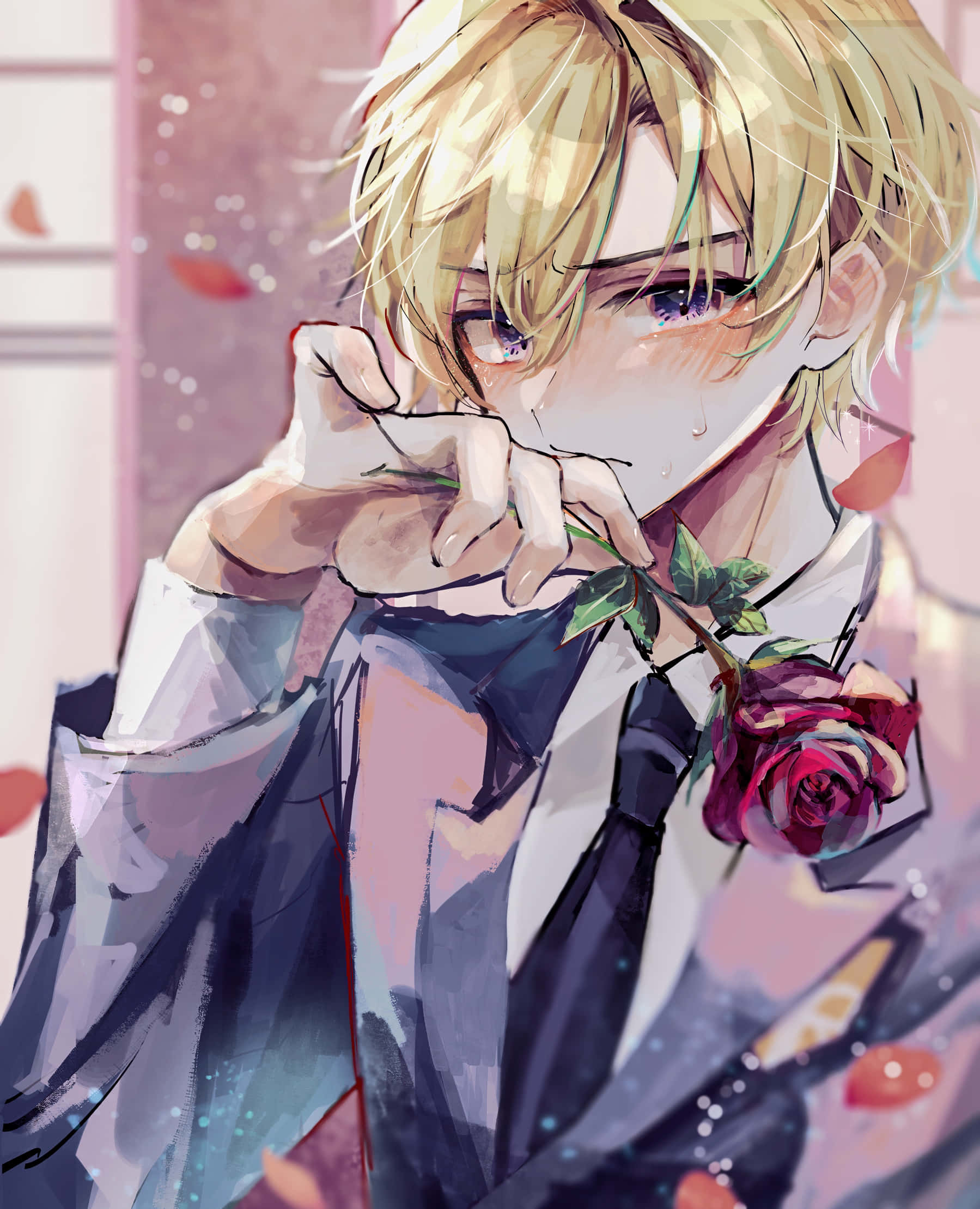 Tamaki Suoh 桌布 壁紙 — 一個憂鬱的金髮動漫男孩，在柔和的粉紅光線中手持紅玫瑰，花瓣在他周圍飄落。