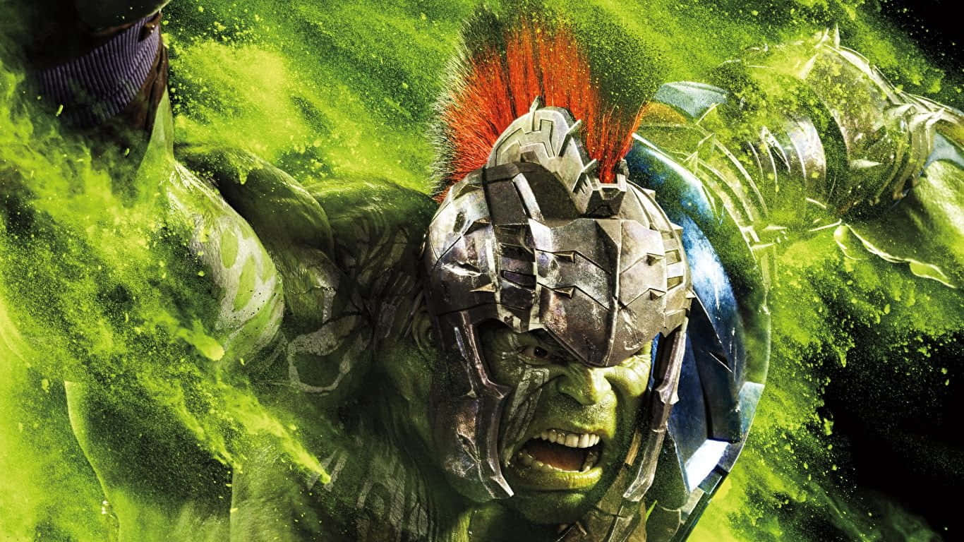 1366x768 Marvel 桌布 壁紙 — 一個憤怒的綠色皮膚變形俠醫戴著金屬頭盔，在旋轉的綠色能量和紅色莫西乾頭中咆哮。