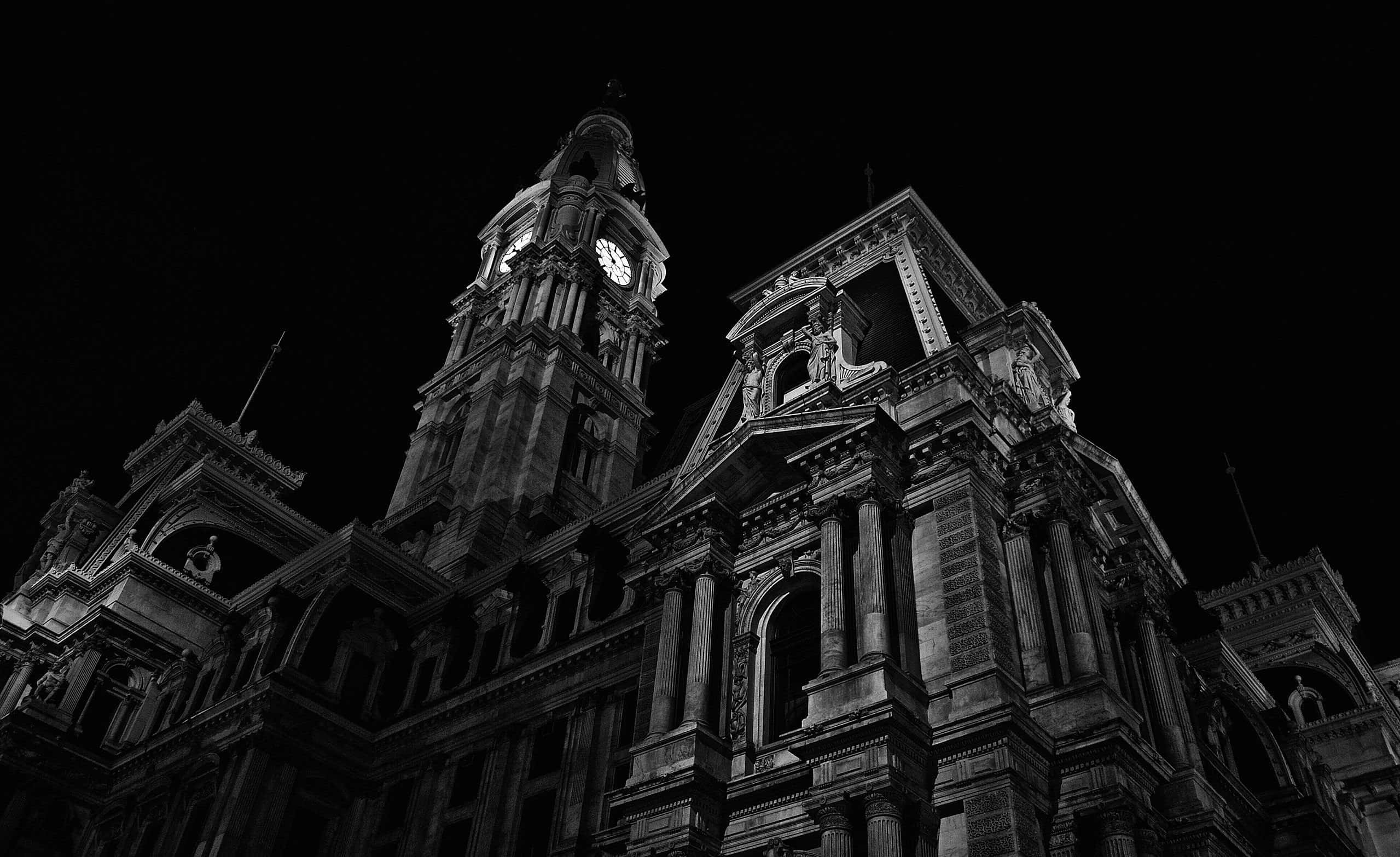 Black And White Architecture 桌布 壁紙 — 一個戲劇性的低角度黑白照片，拍攝了一座華麗的鐘樓，背景是黑暗的夜空。