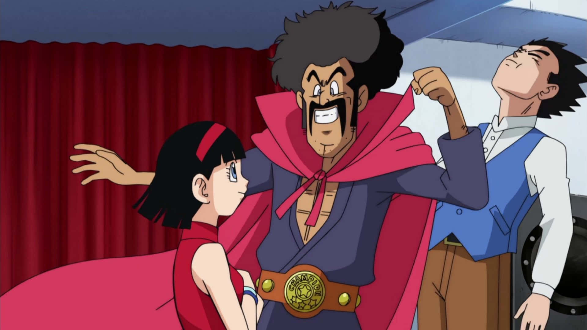 Hercule Satan 桌布 壁紙 — 一個戲劇性的動漫場景，一個肌肉發達的男人穿著紅色斗篷和冠軍腰帶，站在一個穿紅衣的女孩和一個穿藍色背心的男人之間，背景是紅色窗簾。