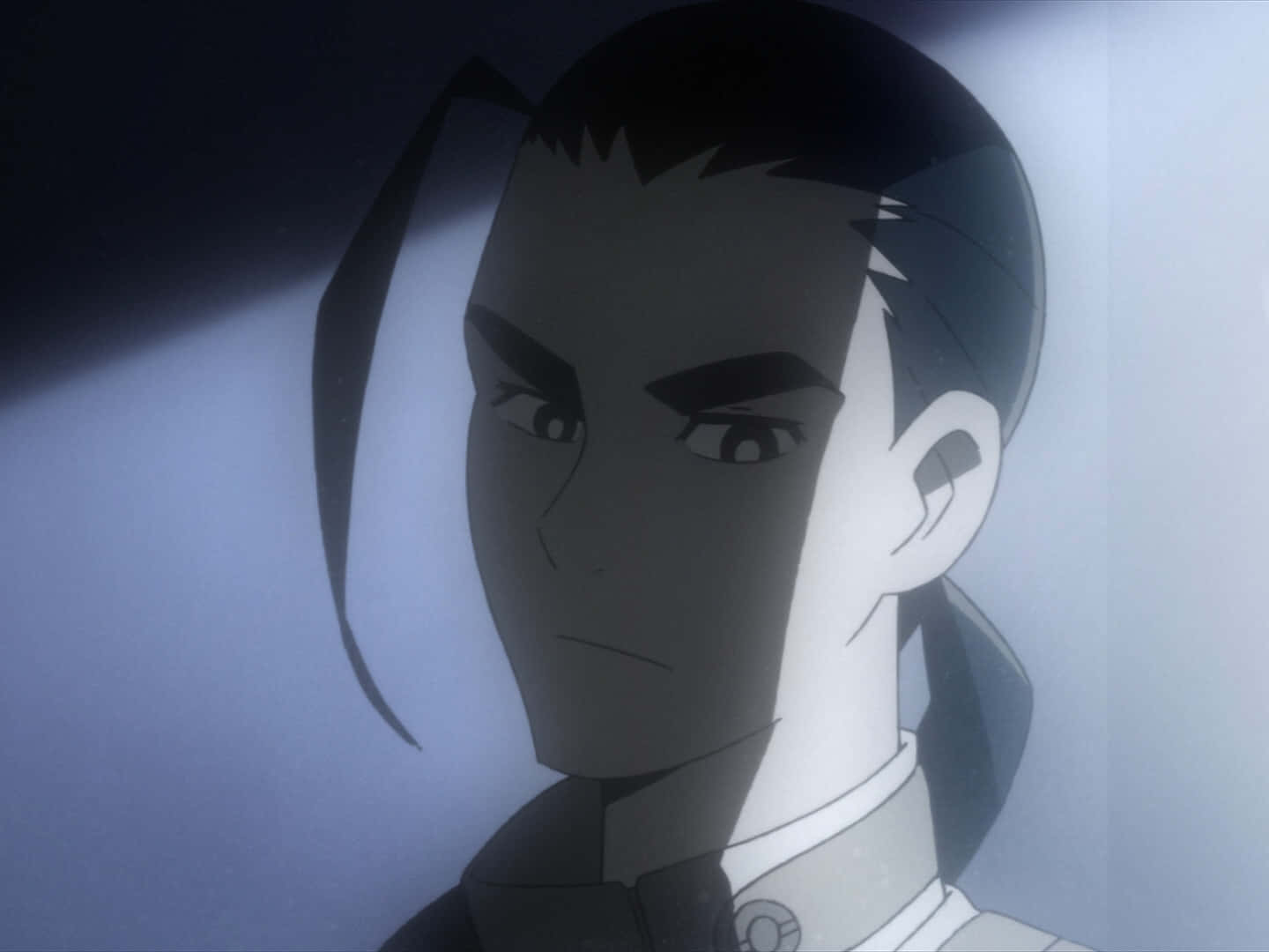 Rossiu Adai 桌布 壁紙 — 一個戲劇性的動畫特寫，一個表情嚴肅的男性角色紮著馬尾辮，在聚光燈下，背景是冷藍色。