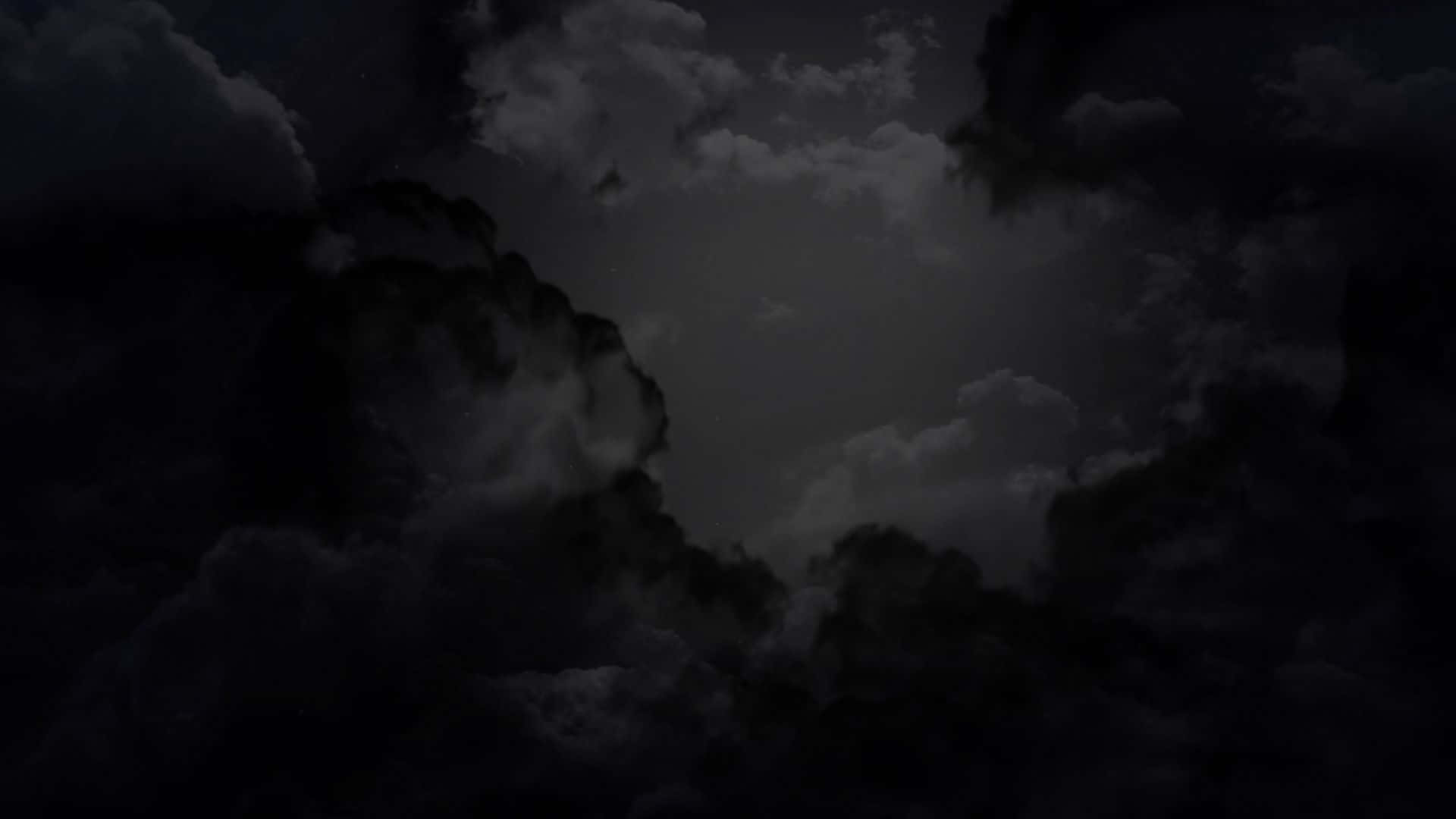 Dark Night 桌布 壁紙 — 一個戲劇性的夜空，充滿了濃密的烏雲，微弱的星星從縫隙中探出頭來。