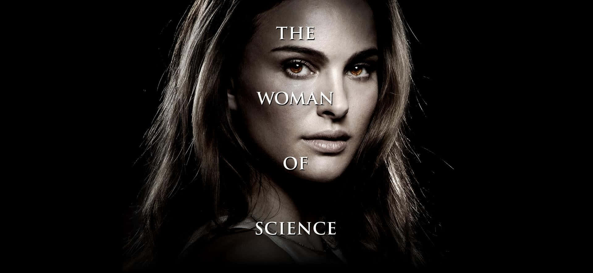 Jane Foster 桌布 壁紙 — 一個戲劇性的女性肖像，擁有強烈的眼神和深色頭髮，背景為黑色並帶有文字疊加。