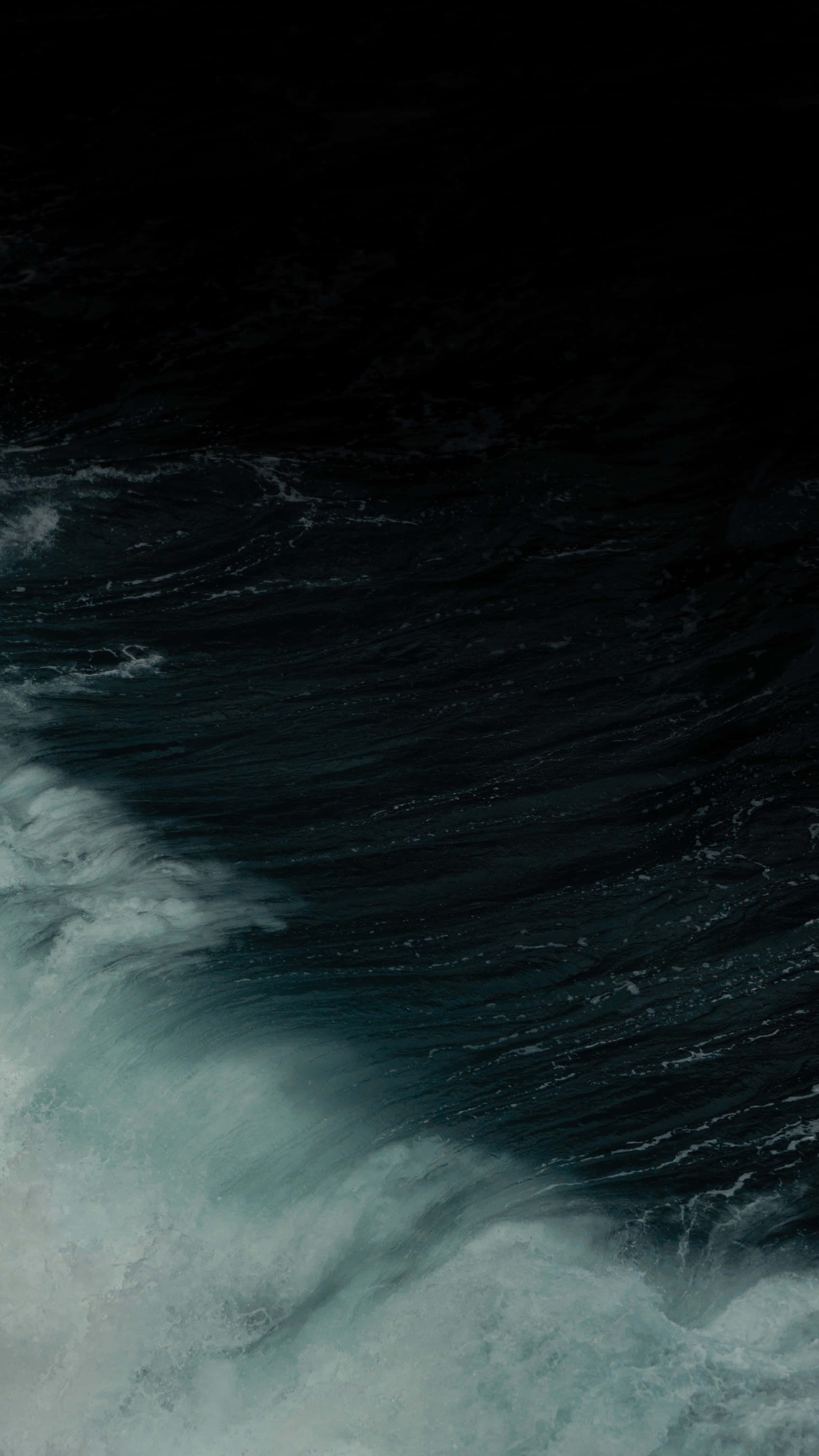 Dark Ocean 桌布 壁紙 — 一個戲劇性的特寫，呈現翻騰的海浪，深藍綠色的海水和泡沫狀的白色浪花，背景為黑暗色調。