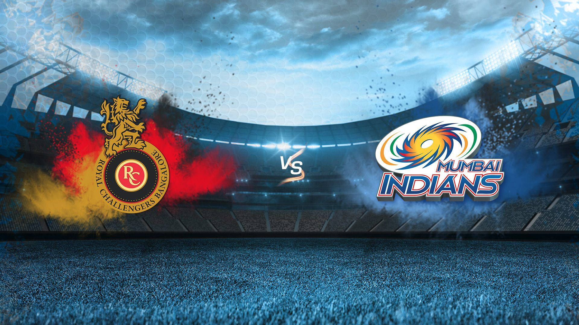 royal challengers bangalore 桌布 壁紙 — 一個戲劇性的體育場場景，皇家挑戰者班加羅爾和孟買印第安人的標誌在紅藍煙霧中對峙，天空多雲。