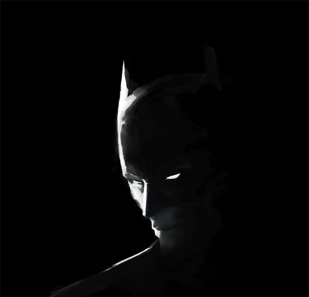 Batman Black And White 桌布 壁紙 — 一個戲劇性的黑白蝙蝠俠肖像，在陰影中帶有發光的眼睛，背景為黑色。