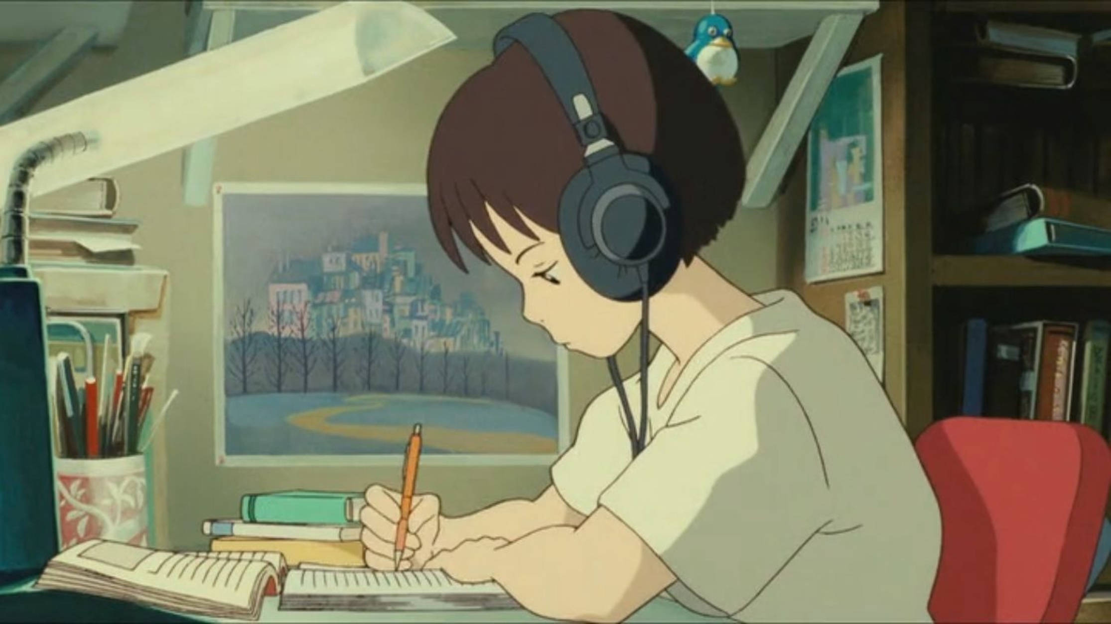 listening to music 桌布 壁紙 — 一個戴住耳機嘅年輕動漫女仔喺明亮嘅燈下嘅雜亂書枱上寫筆記簿。