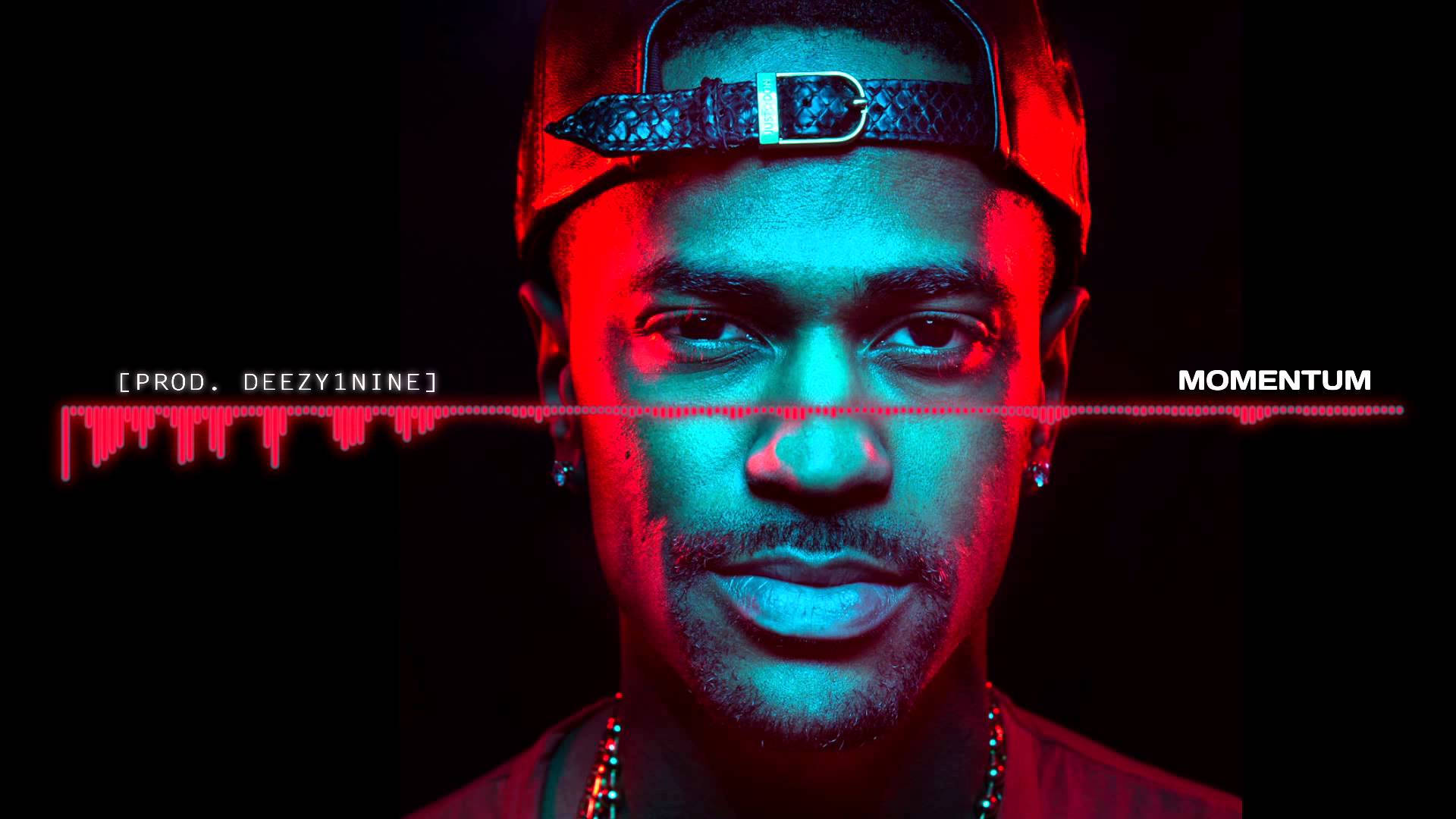 Big Sean Momentum 壁紙 — 一個戴帽嘅男人喺戲劇性嘅紅藍燈光下，面上有聲波圖案，專注咁望住鏡頭。