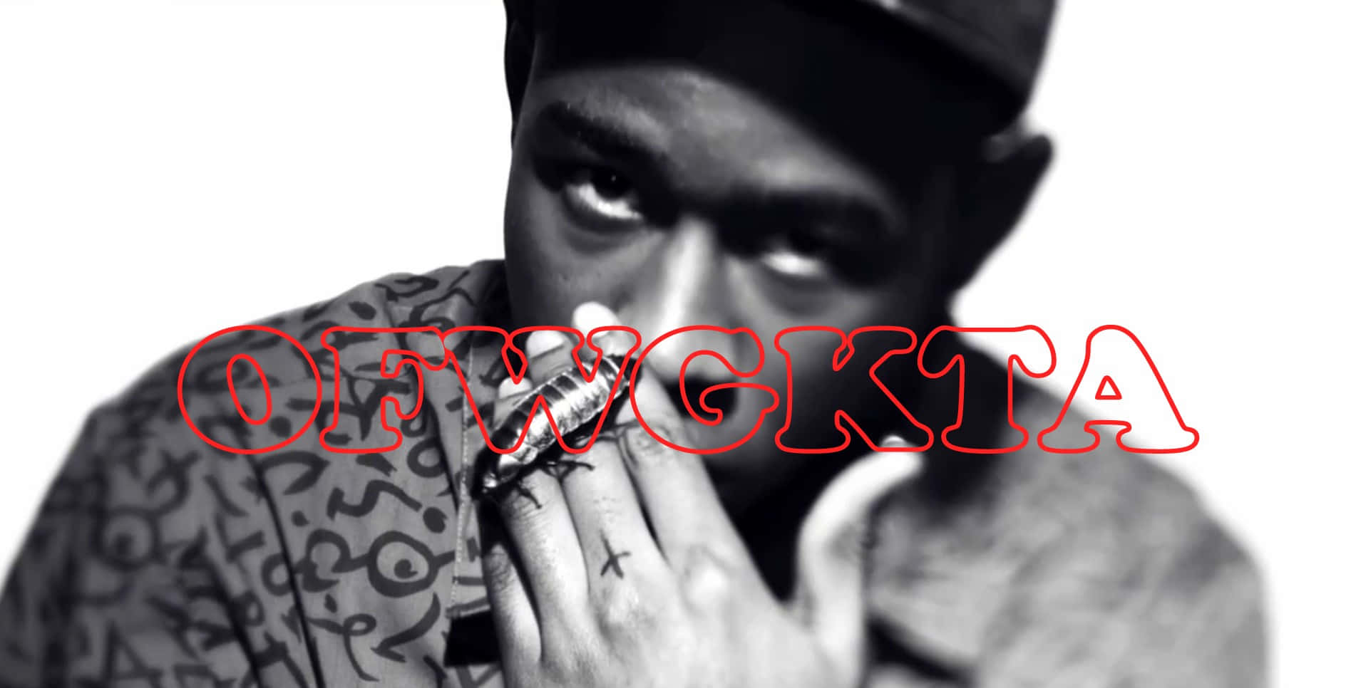 tyler the creator 桌布 壁紙 — 一個戴帽男人手持香煙的黑白肖像，上面覆蓋著粗體紅色文字。