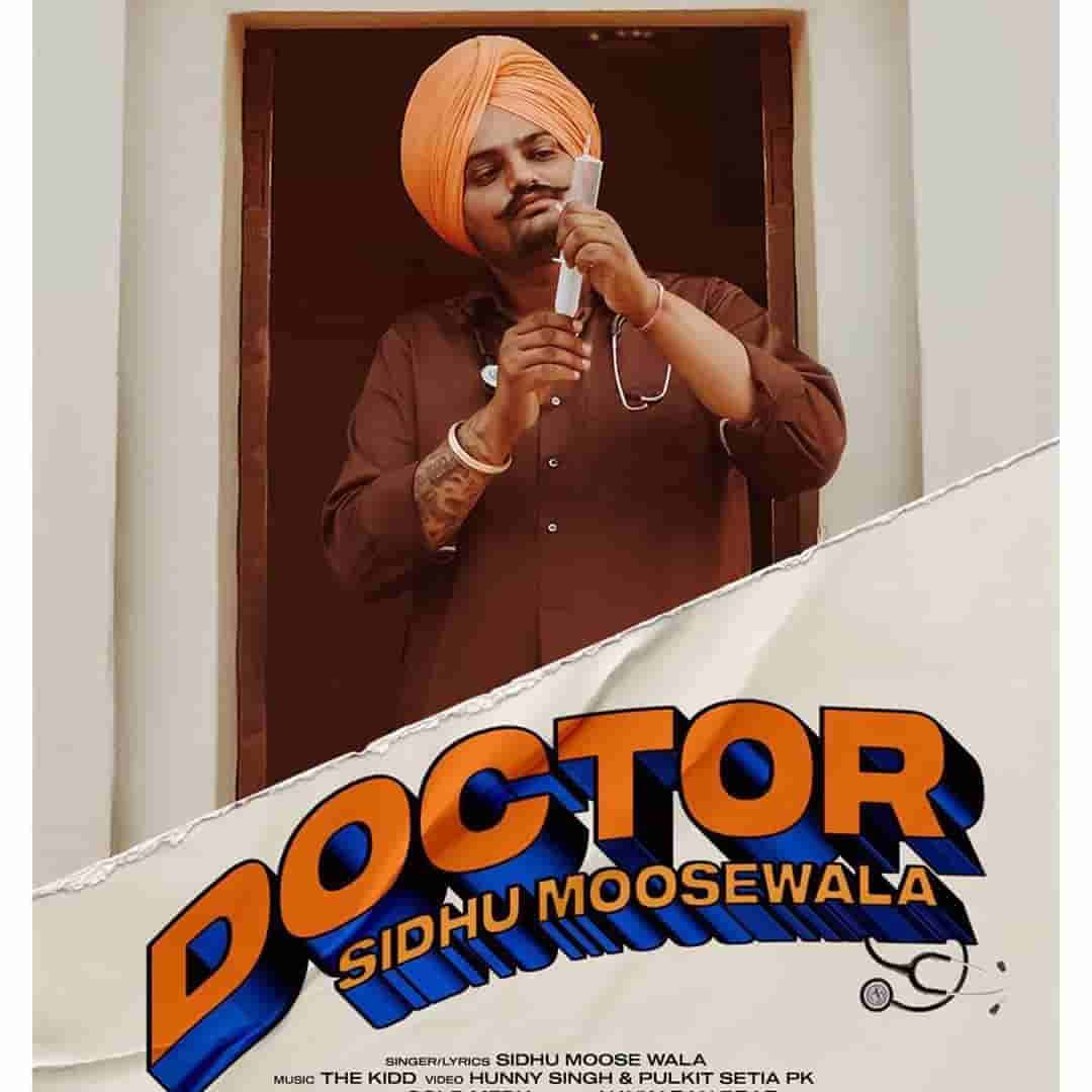Sidhu Moose Wala 桌布 壁紙 — 一個戴橙色頭巾、穿棕色外套的男人在門口拿著聽診器，上面有粗體「DOCTOR」文字疊加。