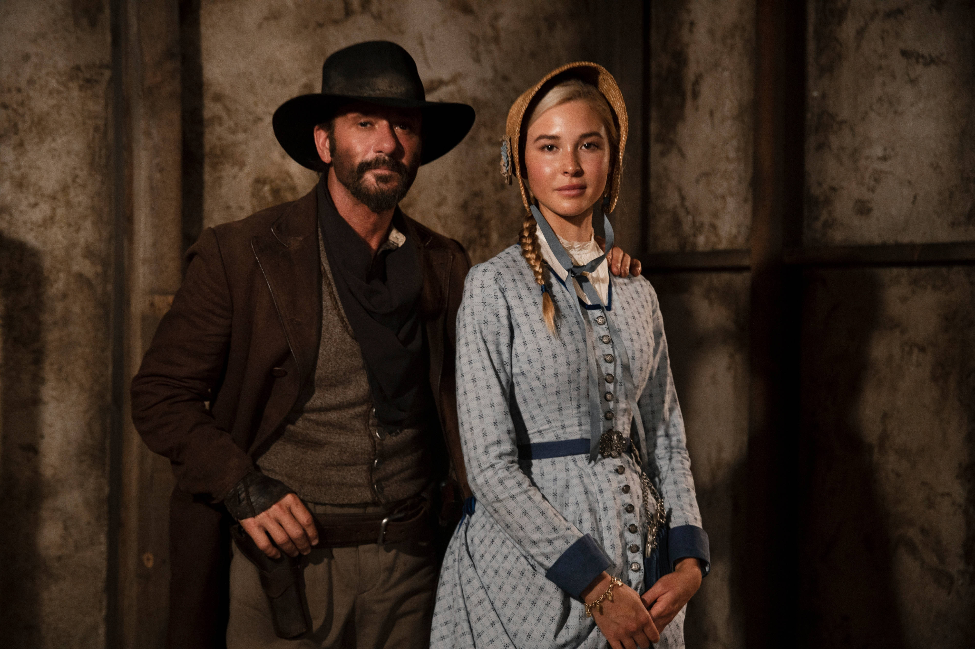 Tim Mcgraw 桌布 壁紙 — 一個戴牛仔帽的男人和一個戴帽子的女人在昏暗的鄉村風格室內緊密地站在一起。
