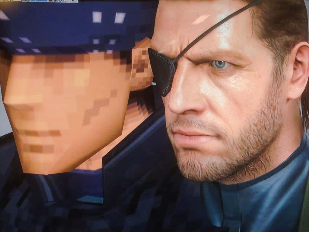 Metal Gear Solid Characters 桌布 壁紙 — 一個戴眼罩嘅男人嘅粗糙特寫，同佢塊面嘅像素化版本並列。