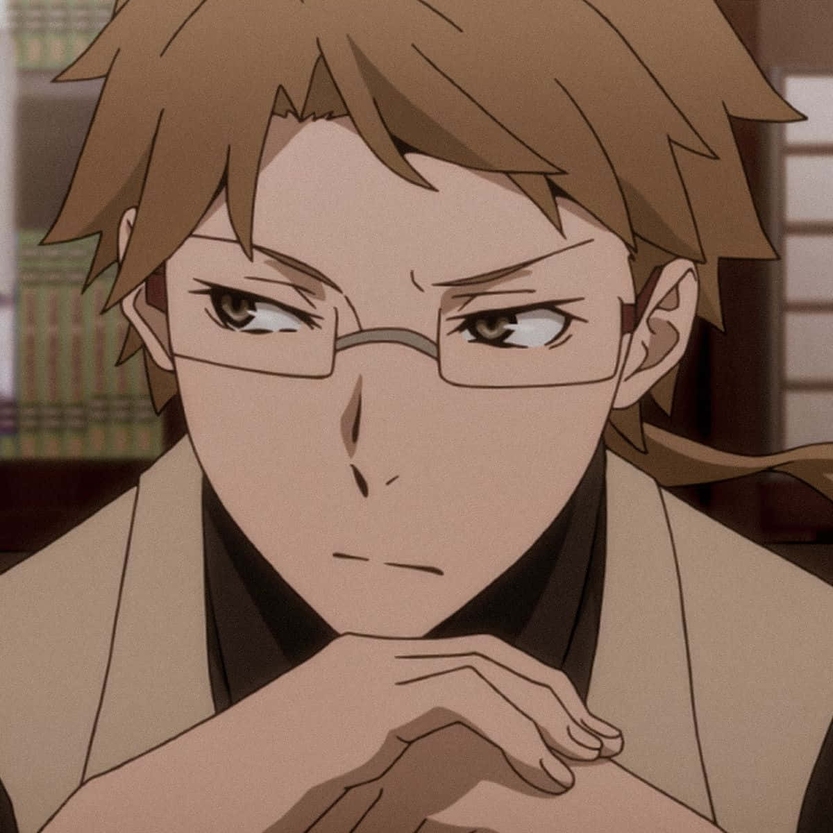 Kunikida 桌布 壁紙 — 一個戴眼鏡、棕色頭髮的動漫角色特寫，雙手交疊在下巴下方，專注地凝視著。