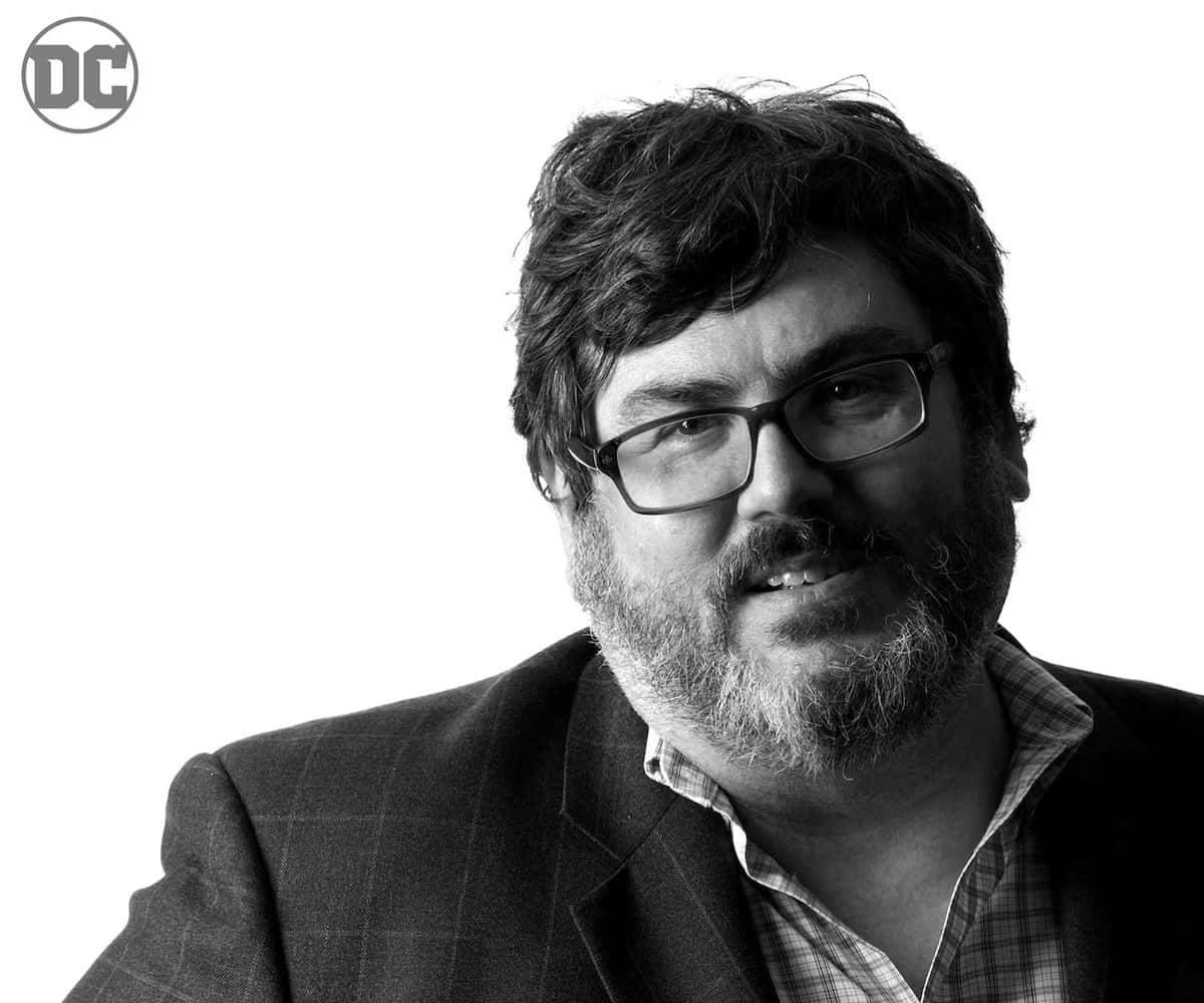 Paul Dini 桌布 壁紙 — 一個戴眼鏡、留鬍鬚的男人在白色背景上微笑的黑白肖像。