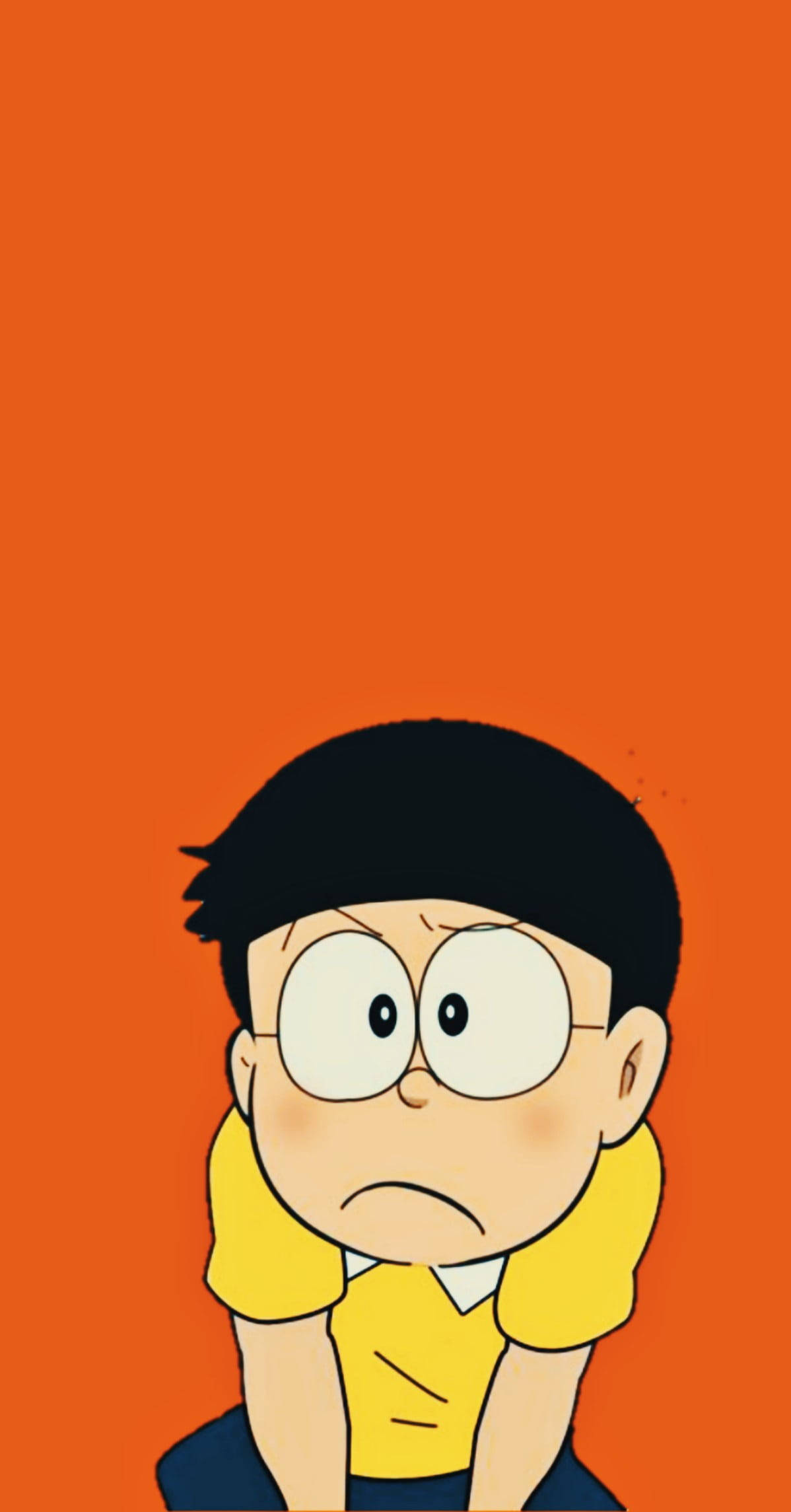 Doraemon 桌布 壁紙 — 一個戴眼鏡、穿黃色襯衫的卡通男孩在純橙色背景上看起來很擔心。