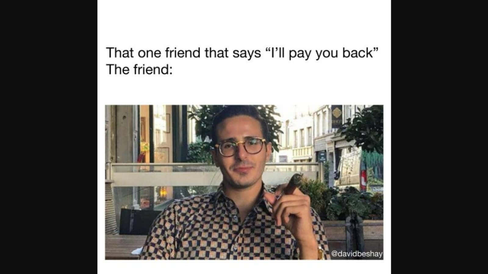 Celebrity Humor Memes 桌布 壁紙 — 一個戴眼鏡、身穿格仔恤衫嘅男人，喺戶外咖啡店坐低，叼住雪茄，表情囂張。