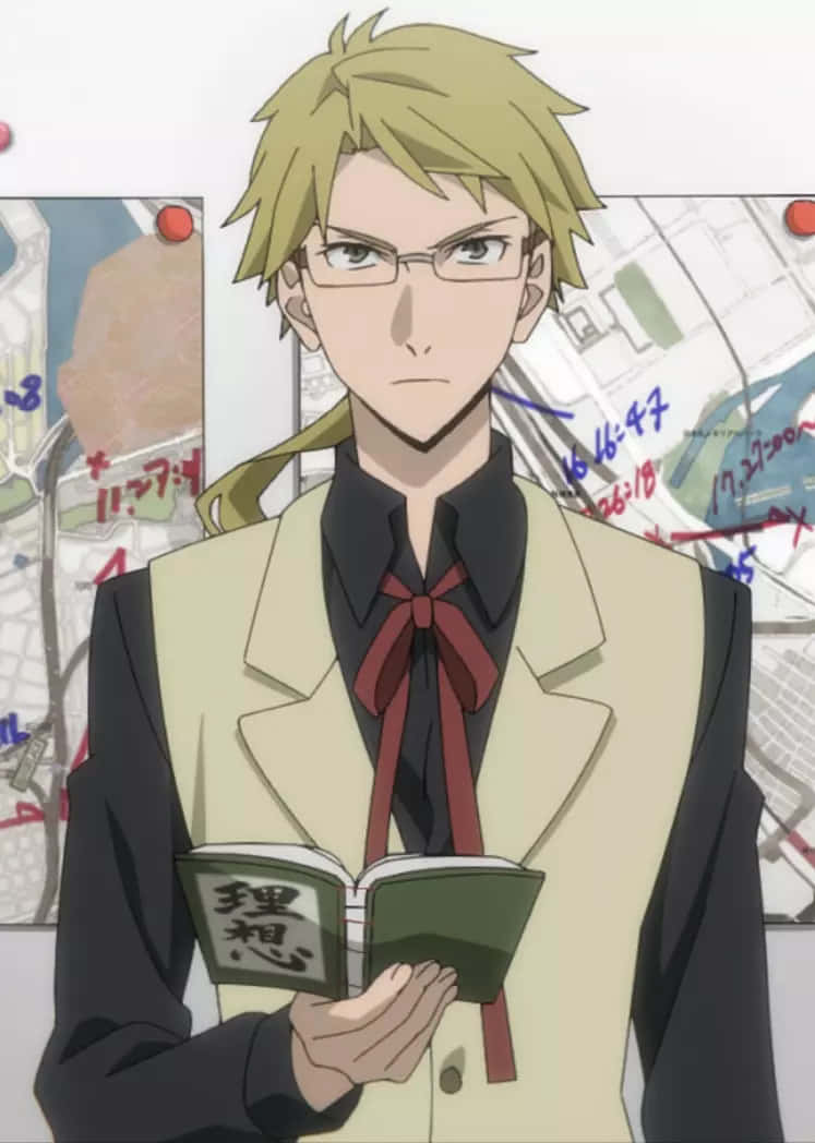 Kunikida 桌布 壁紙 — 一個戴眼鏡、金髮的動畫男子，決心十足，站在鋪滿地圖的牆前，手持一本名為『理想』的書。