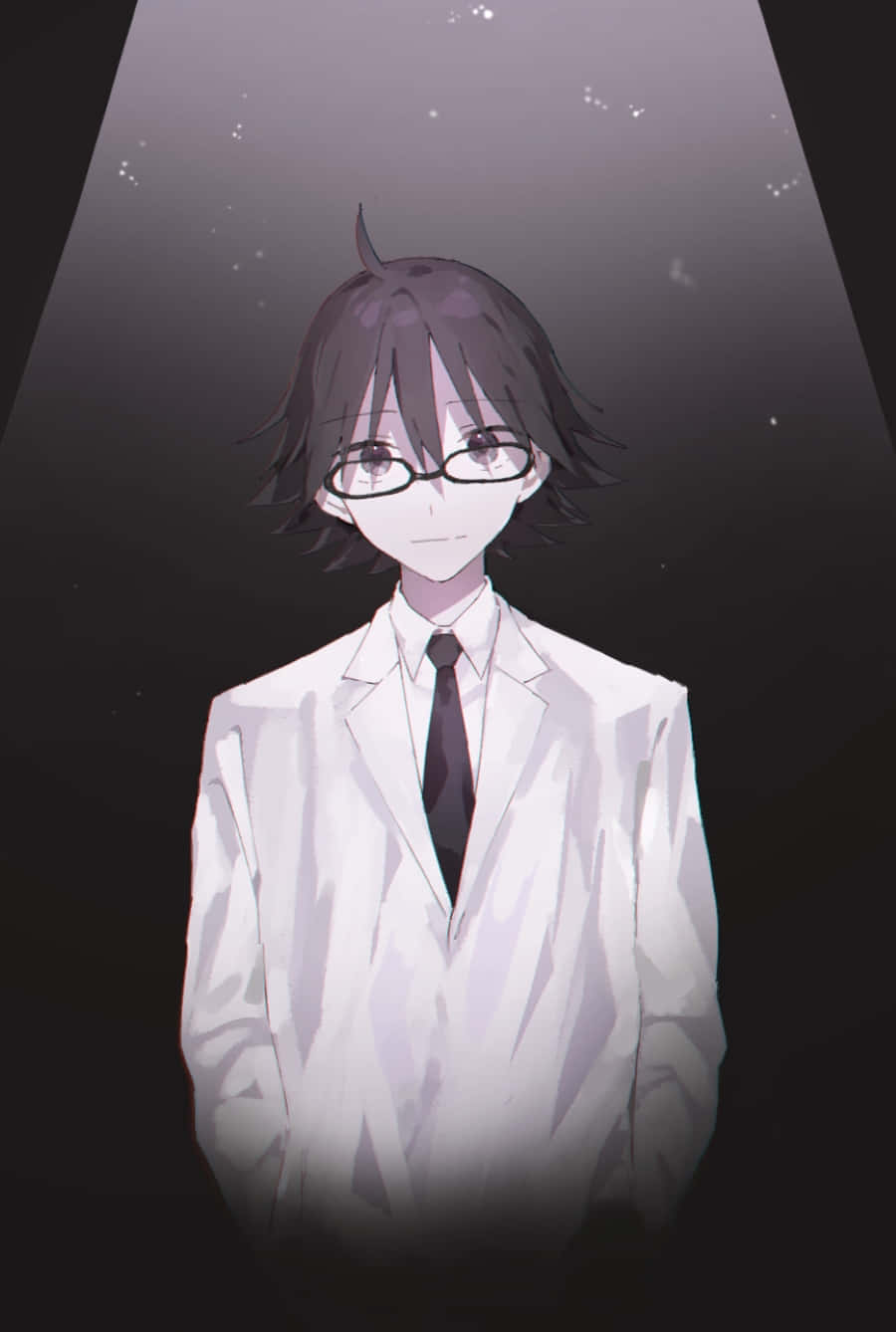 Shinra Kishitani 桌布 壁紙 — 一個戴眼鏡、黑髮的年輕動漫男孩，身穿白色實驗室外套，站在聚光燈下，背景是星空黑暗。
