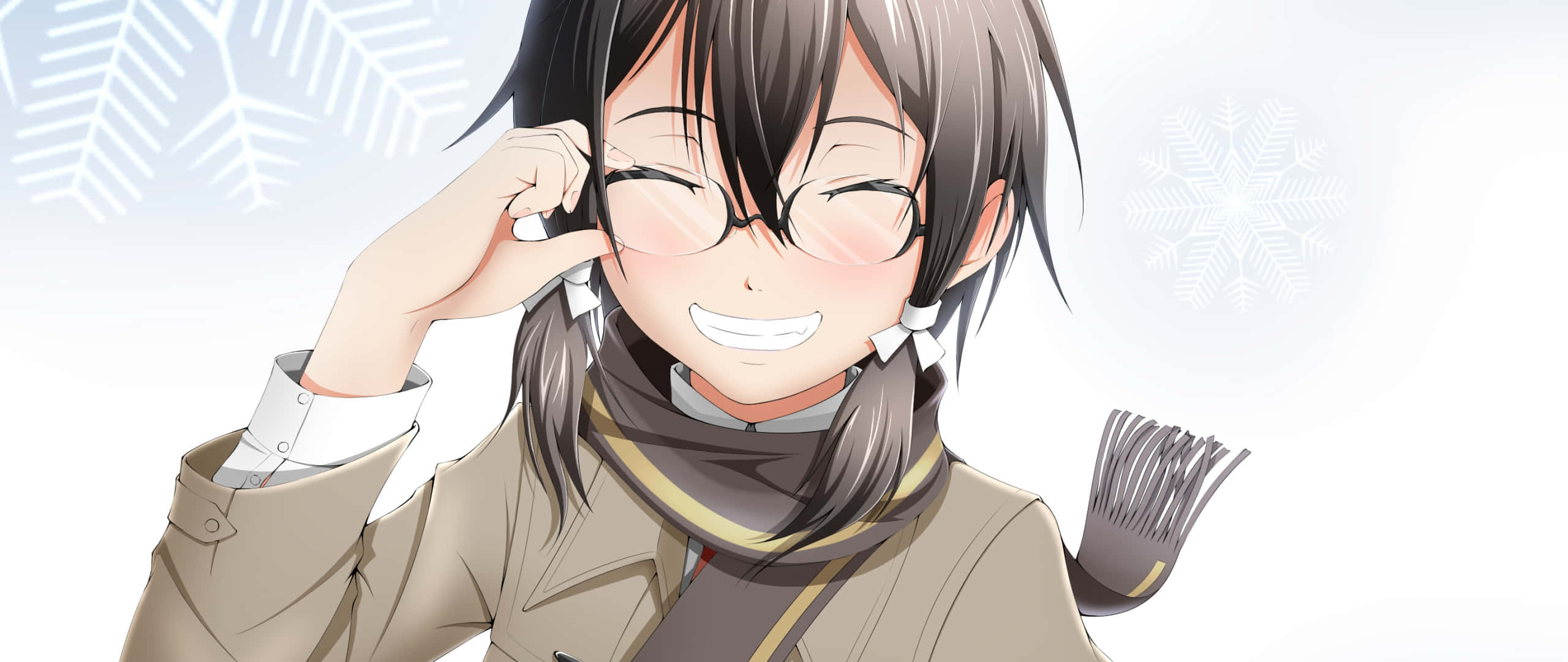 Shino Asada 桌布 壁紙 — 一個戴眼鏡和圍巾的開朗動畫女孩，在飄雪的冬季背景下溫暖地微笑。