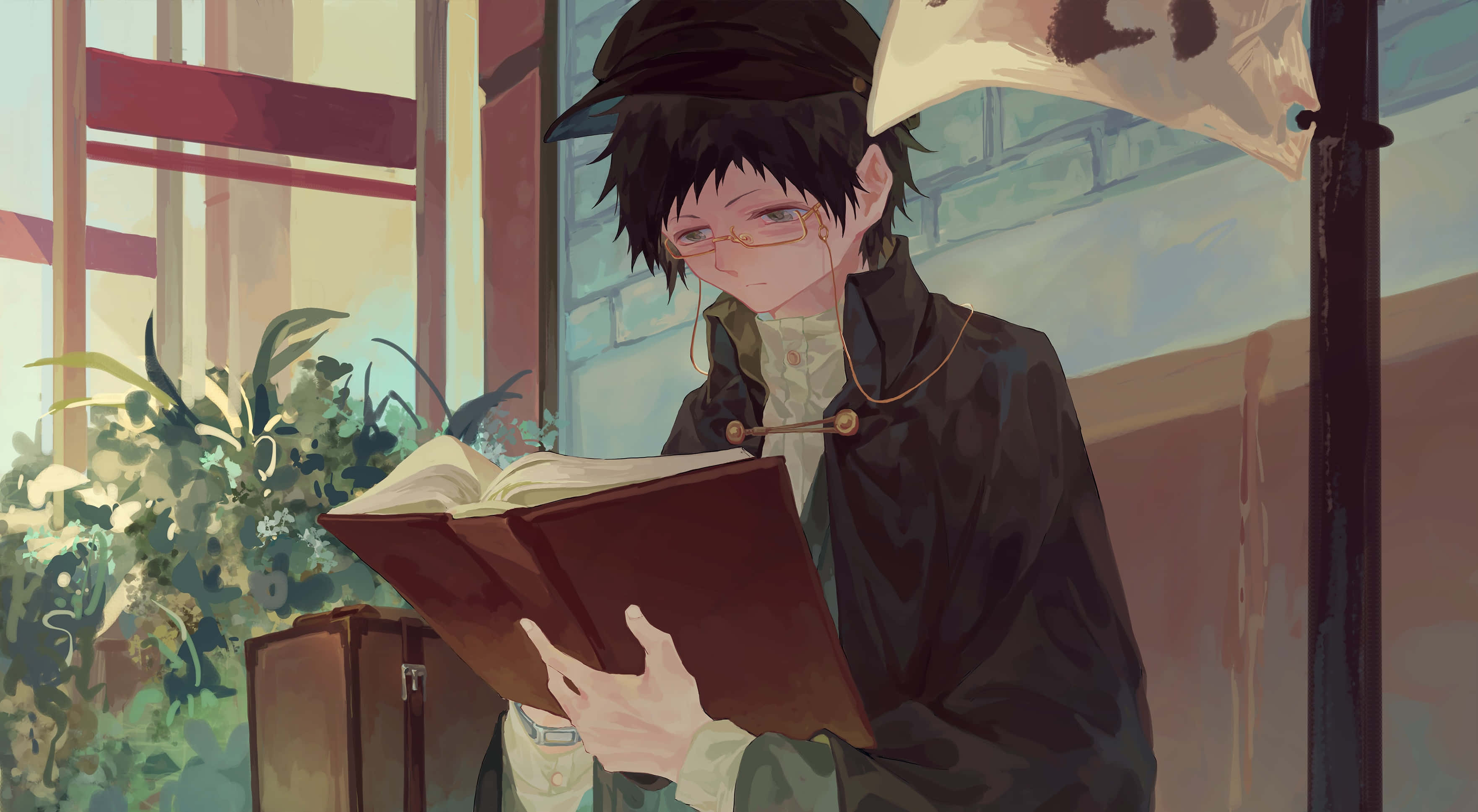 Mikado Ryuugamine 桌布 壁紙 — 一個戴眼鏡和帽子的年輕動漫男孩在窗邊看書，窗外有植物和柔和陽光。