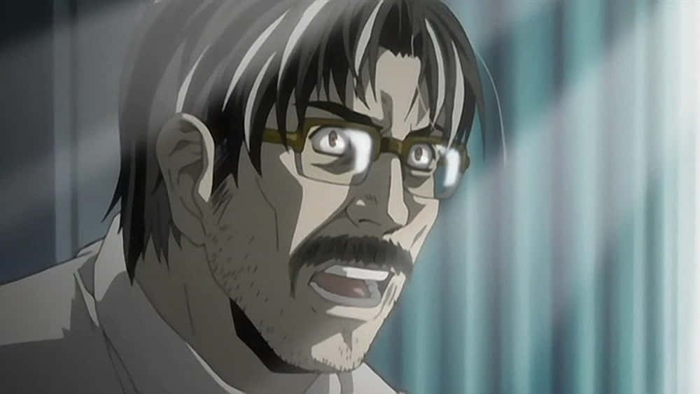 Soichiro Yagami 桌布 壁紙 — 一個戴眼鏡和鬍鬚的動漫男子特寫，在模糊的藍色背景下以強烈的眼神大喊。