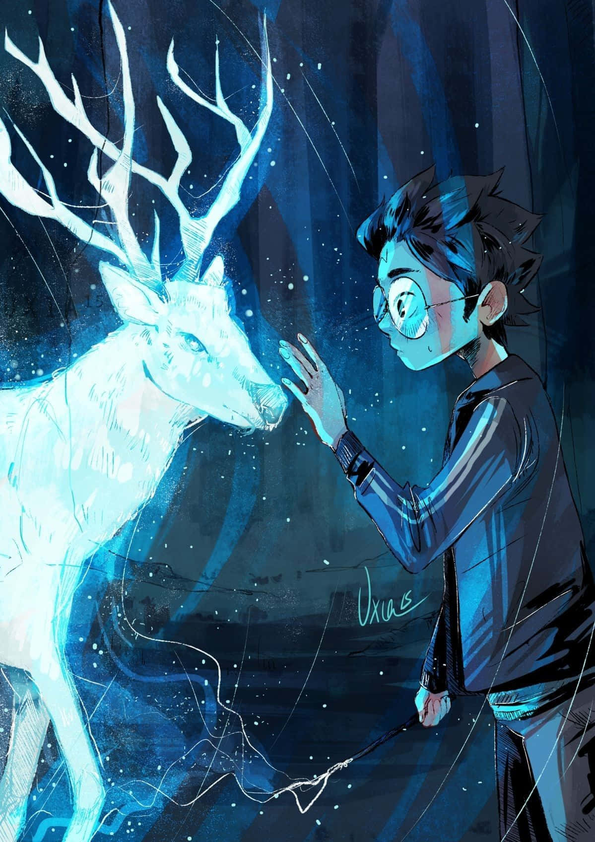 Patronus 桌布 壁紙 — 一個戴眼鏡嘅細路仔喺星空下嘅神秘黑暗森林中輕輕觸摸一隻發光嘅藍色雄鹿。