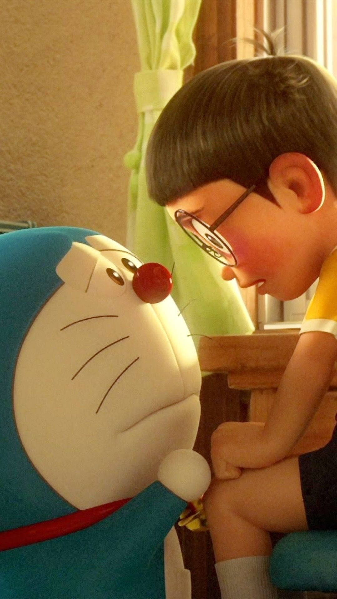 Doraemon 桌布 壁紙 — 一個戴眼鏡的小男孩在溫暖照明的房間裡靠近多啦A夢，分享一個安靜的時刻。