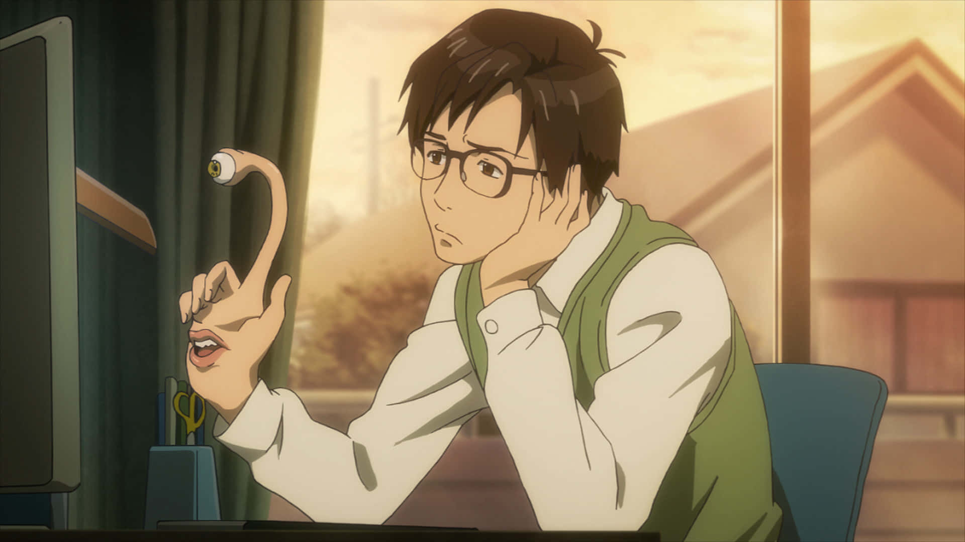 Parasyte 桌布 壁紙 — 一個戴眼鏡的年輕男子坐在書桌前，拿著一隻只有一隻眼睛的小生物，表情驚訝。