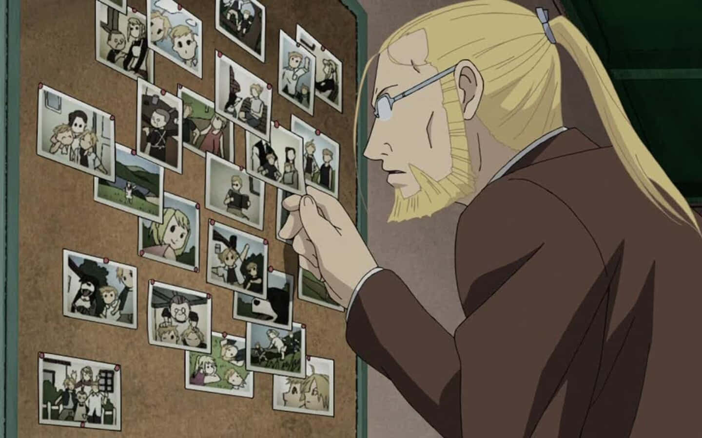Van Hohenheim 桌布 壁紙 — 一個戴眼鏡的金髮動漫男子在昏暗的房間裏專注地研究釘在軟木板上嘅相片。