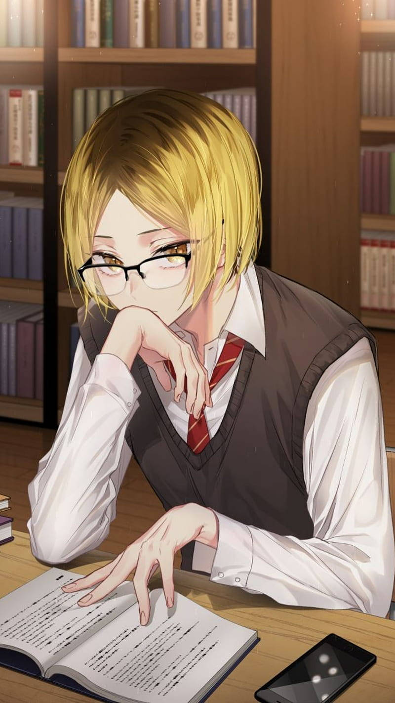 動漫男孩 桌布 壁紙 — 一個戴眼鏡的金髮動漫男孩在溫暖照明的圖書館裡，在木桌上學習，手托著下巴。