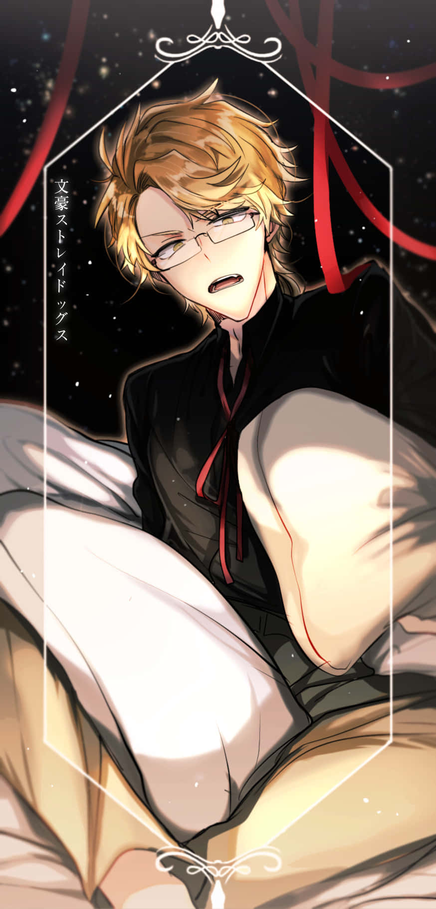 Kunikida 桌布 壁紙 — 一個戴眼鏡的金髮動漫男孩蜷縮在床上，頭頂是繁星點點的夜空，紅色絲帶在他周圍飄浮。